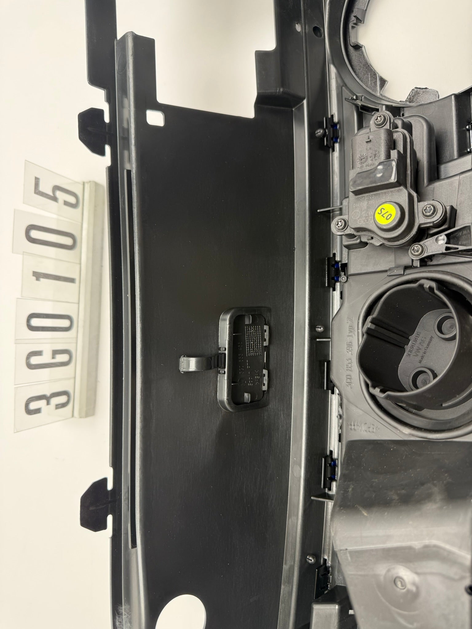 3G0 853 653 B; 3G0 1 05; 223  VW Passat 3G B8 Kühlergrill GTE