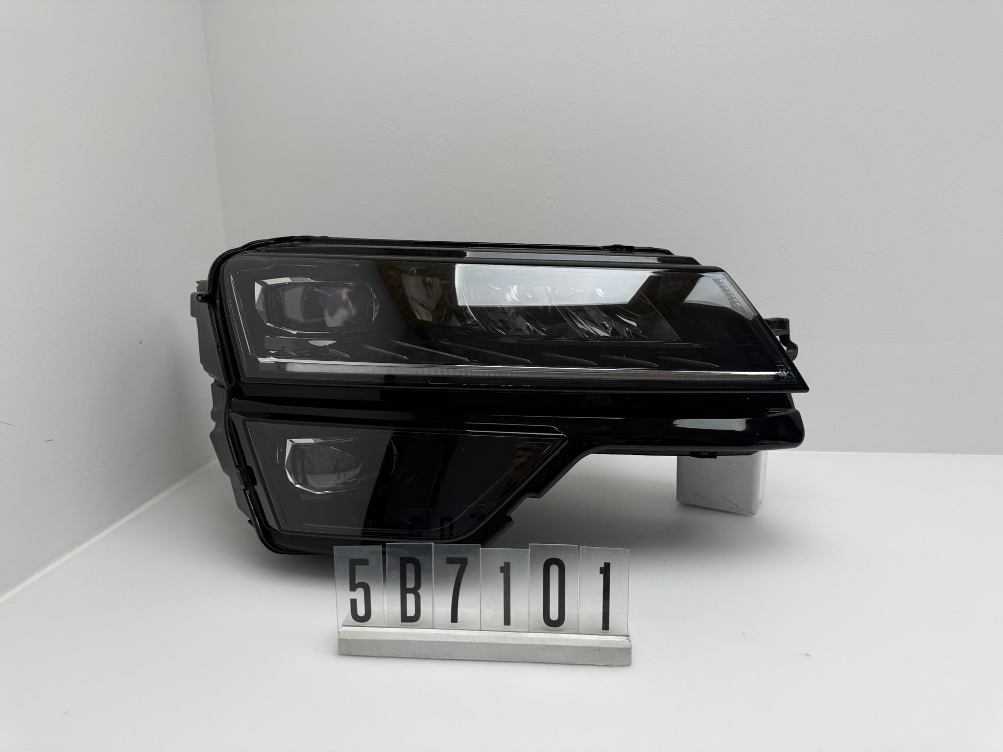 5B7 941 016 B; Skoda Karoq Scheinwerfer Full LED Rechts