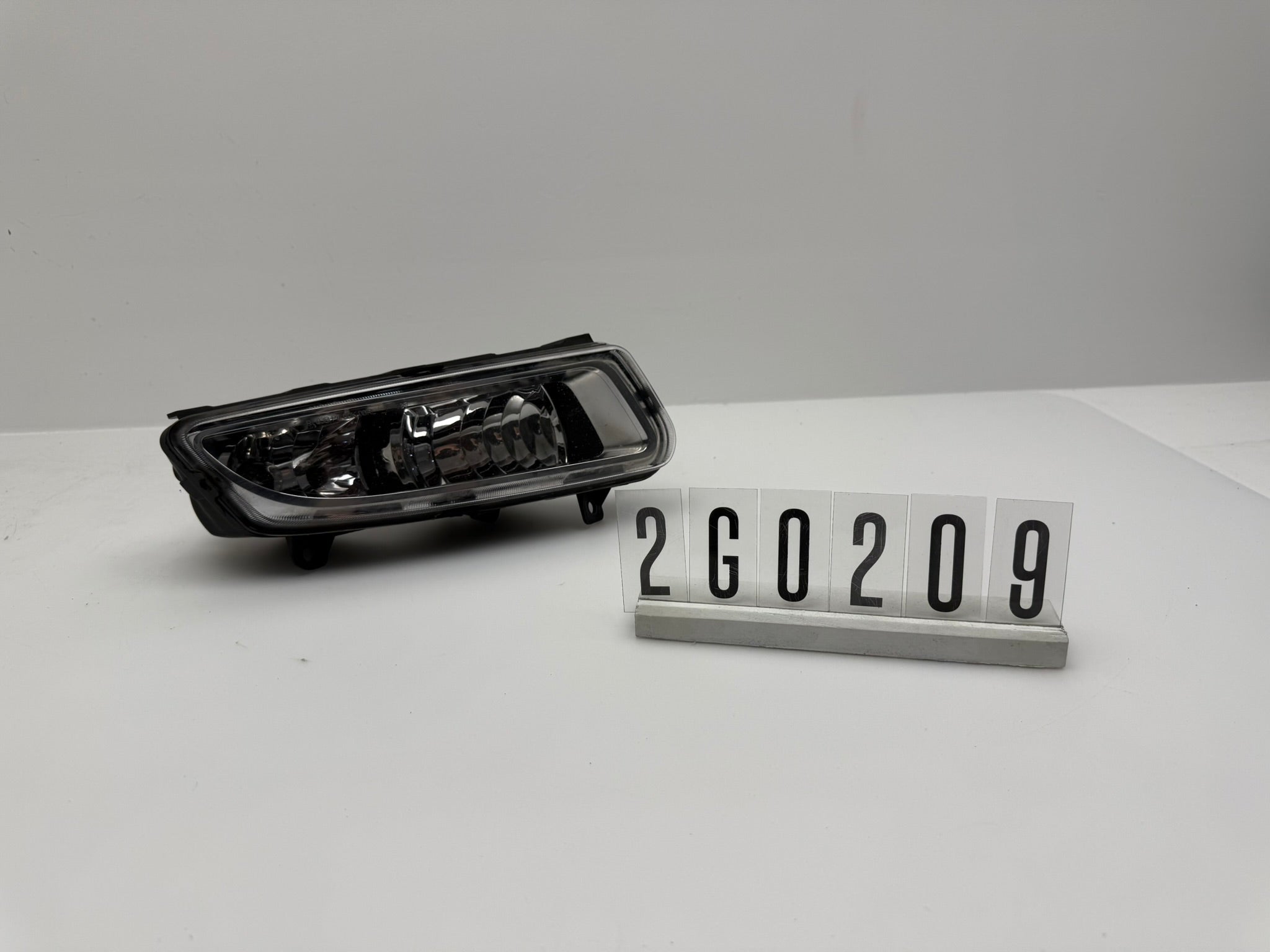 1ND010377-101; 2G0 2 09; 256  VW POLO H8 6R1 6C1 5 Van Nebelscheinwerfer