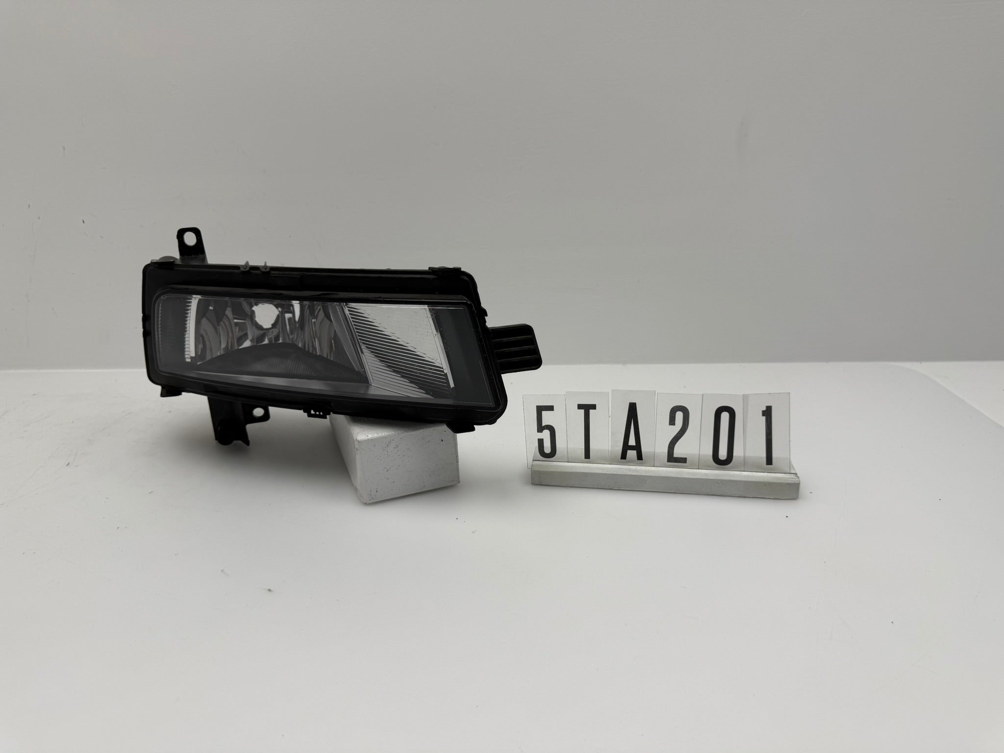 5TA.641.662; 5TA 2 01; 260 VW Touran II 2 Nebelscheinwerfer rechts