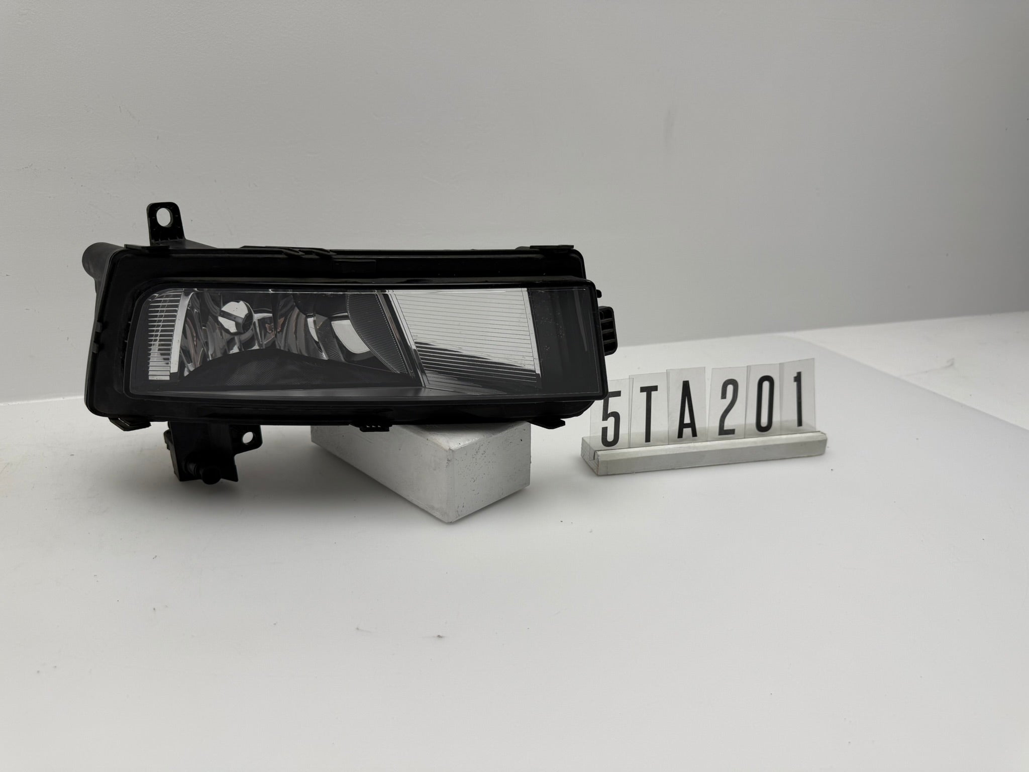 5TA.641.662; 5TA 2 01; 260 VW Touran II 2 Nebelscheinwerfer rechts