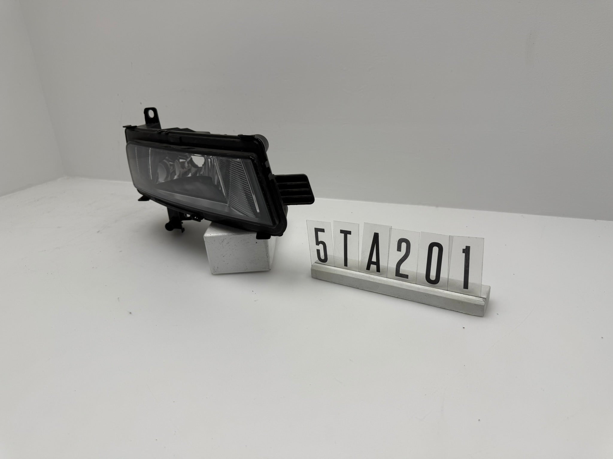5TA.641.662; 5TA 2 01; 260 VW Touran II 2 Nebelscheinwerfer rechts