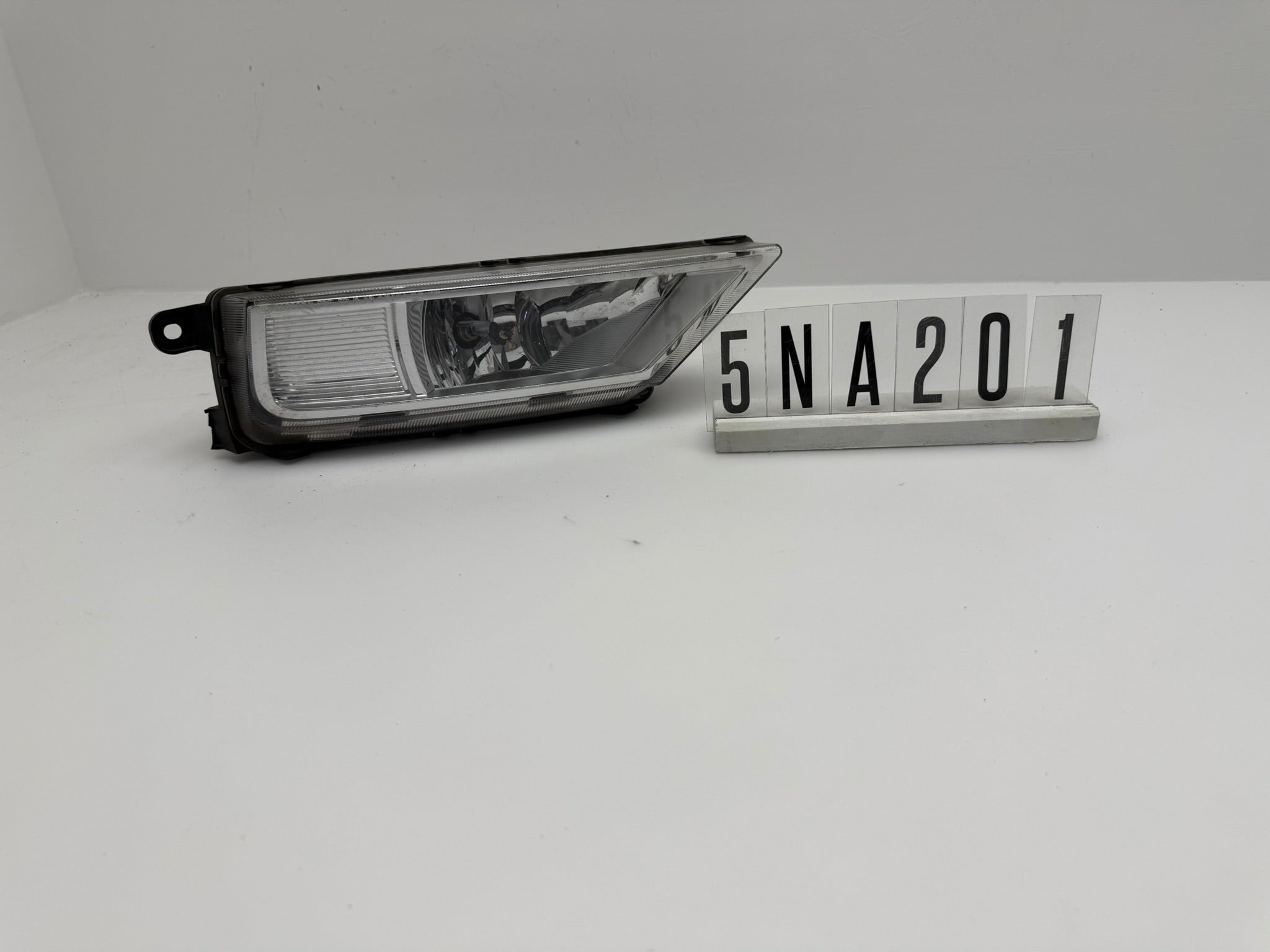 5NA.641.700.A; 5NA 2 01; 263 VW Tiguan II Nebelscheinwerfer rechts