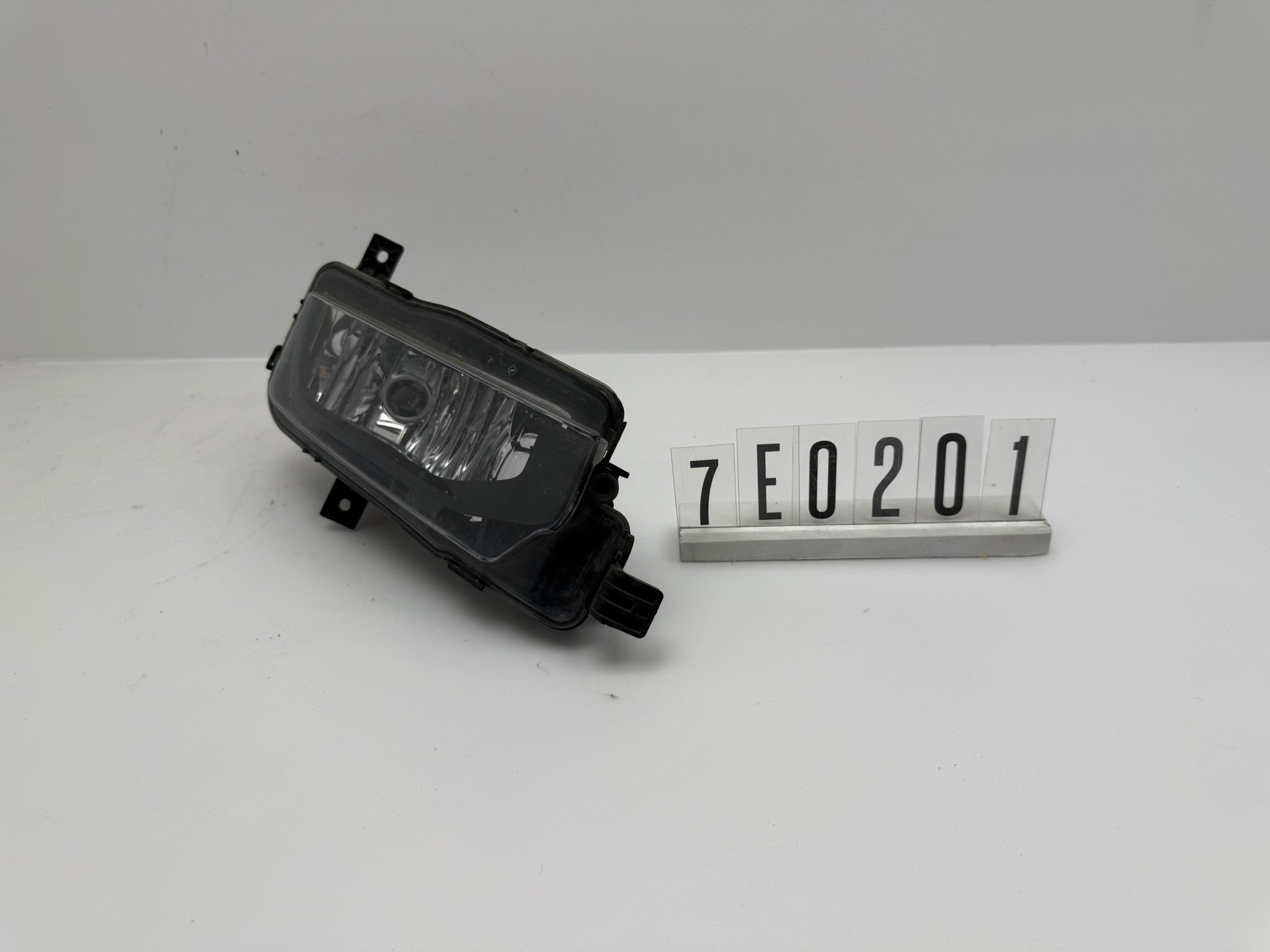 7E0.941.662.B; 7E0 2 01; 266 VW T6 Multivan Nebelscheinwerfer rechts