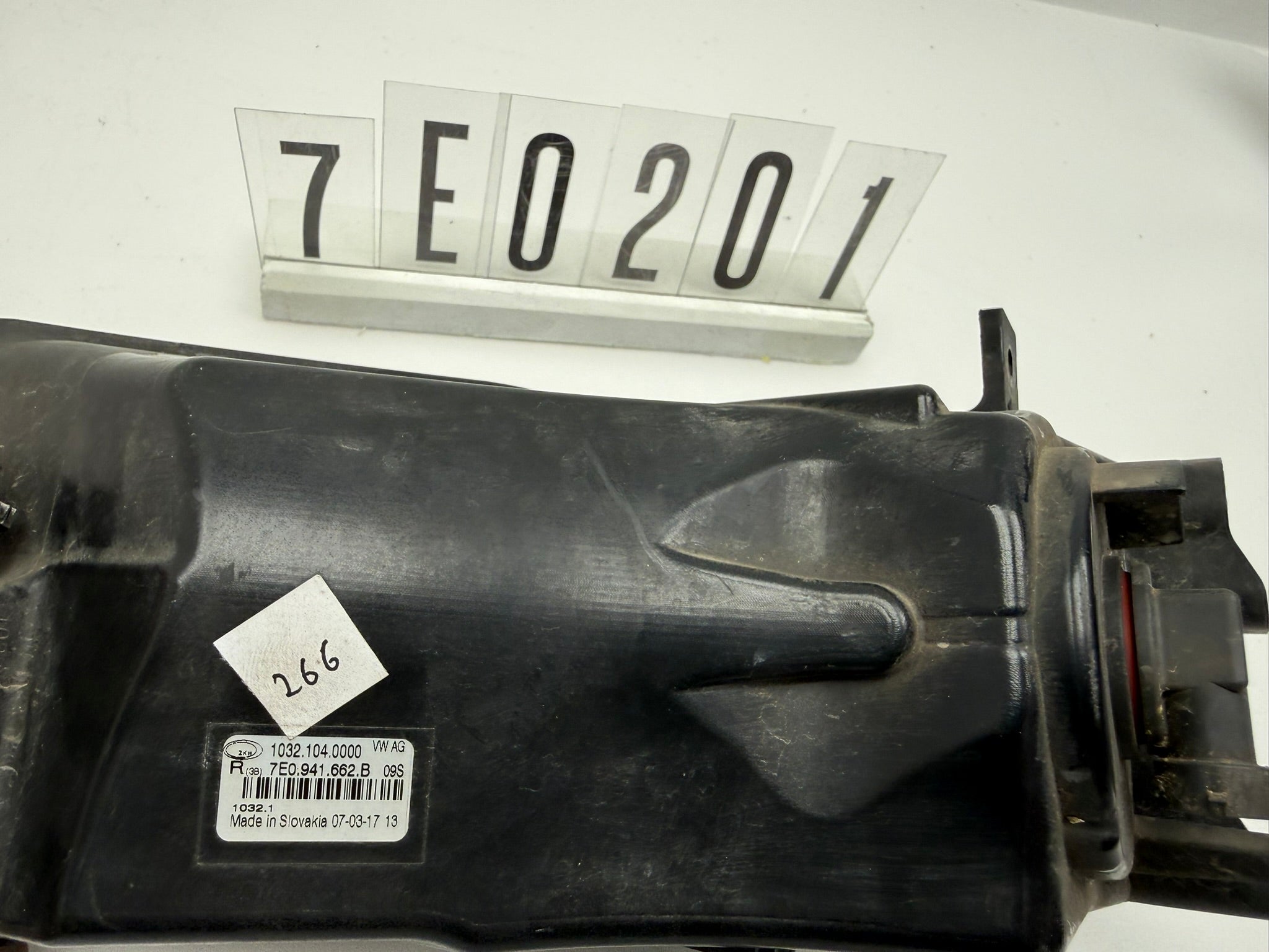 7E0.941.662.B; 7E0 2 01; 266 VW T6 Multivan Nebelscheinwerfer rechts