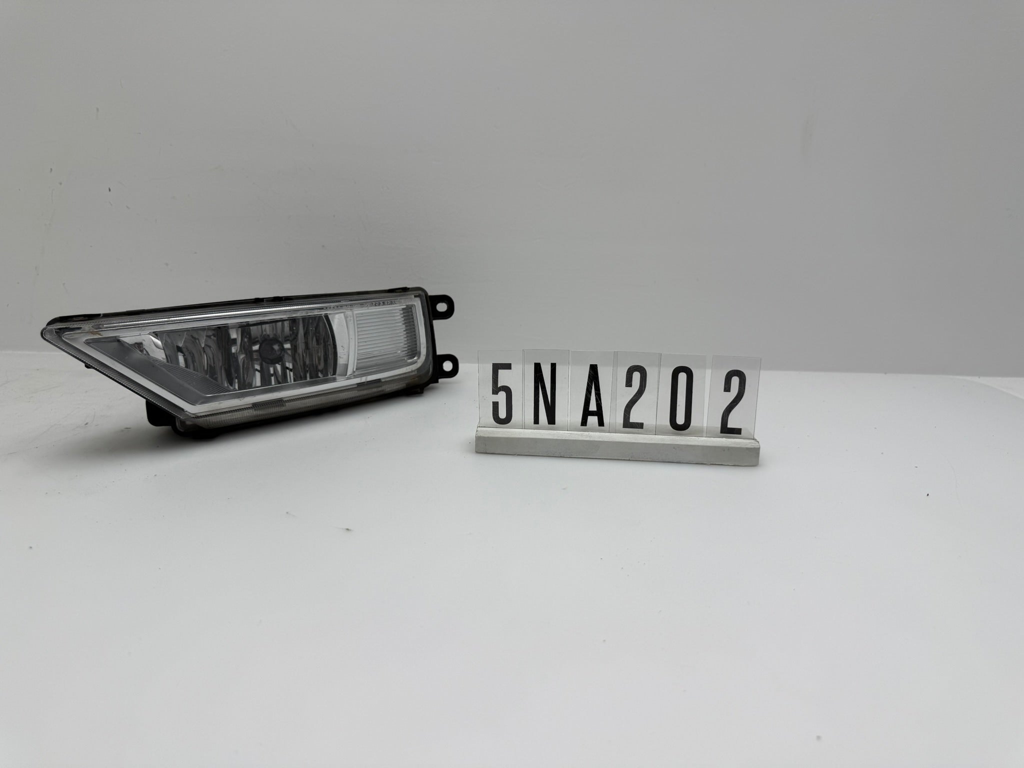 5NA.941.699; 5JA 2 01-02; 267-268 VW TIGUAN AD BW Nebelscheinwerfer links