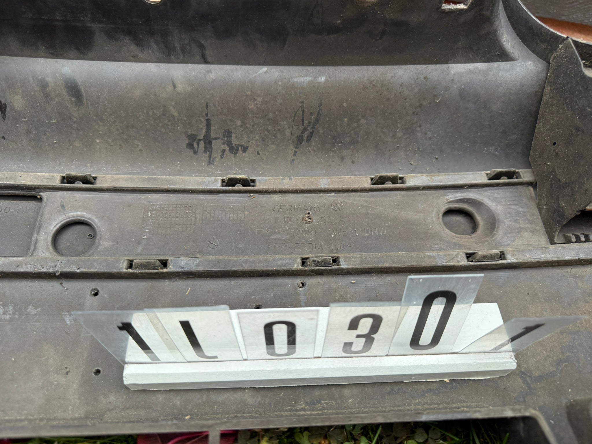 1J0 807 221 A; 1J0 3 01; 275 VW Golf IV Stoßstange