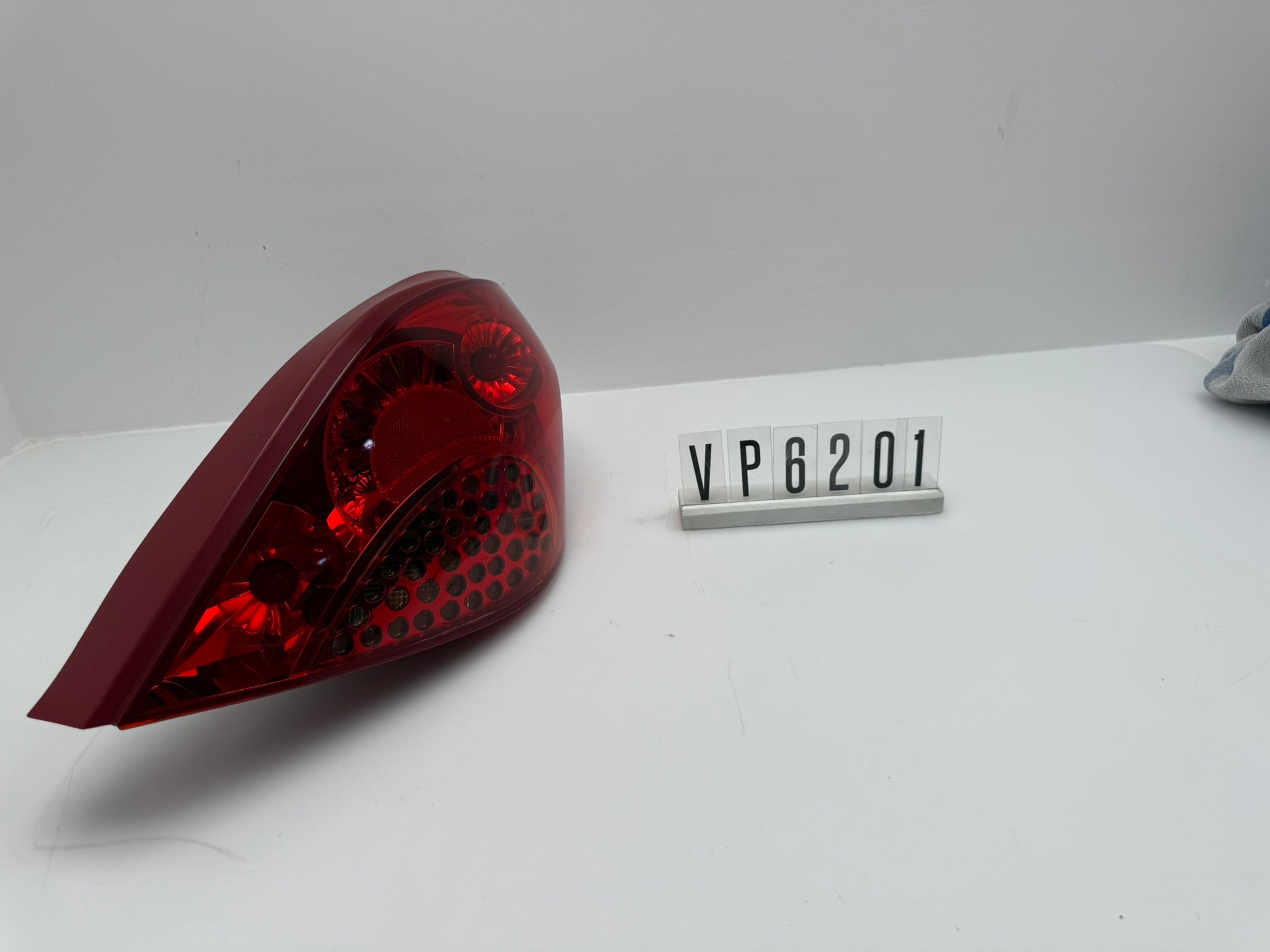 P6PFX-13404-A; VP6 2 01; 277	PEUGEOT 207 CC Rückleuchte rechts