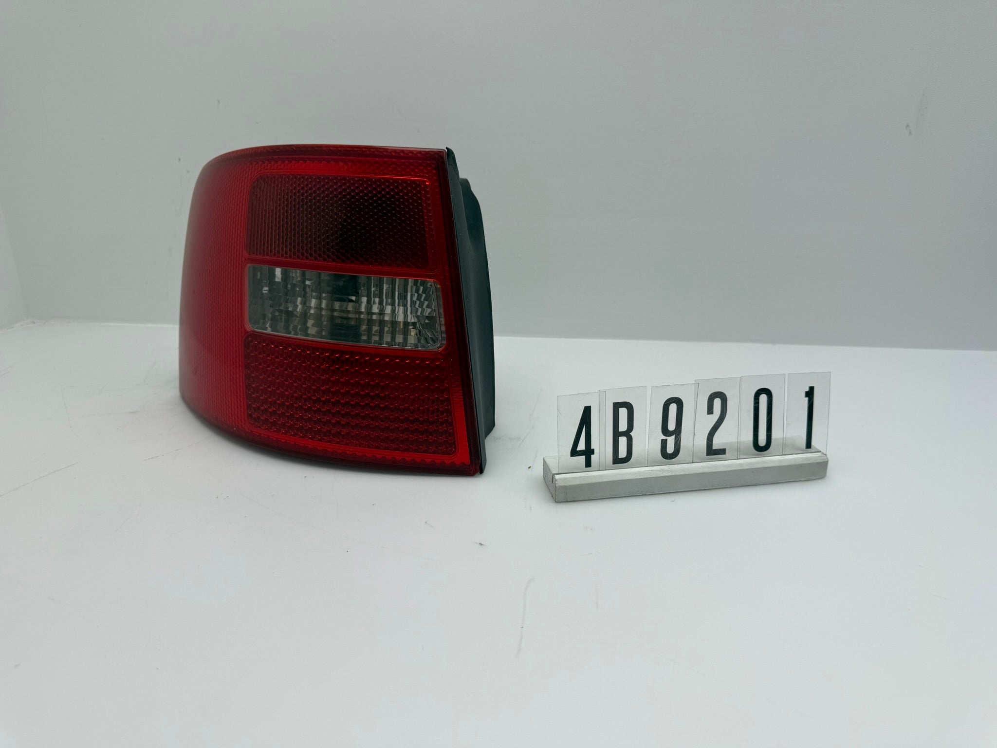 4B9945095; 4B9 2 01; 280 AUDI A6 Avant 4B5 / C5 Rücklicht links