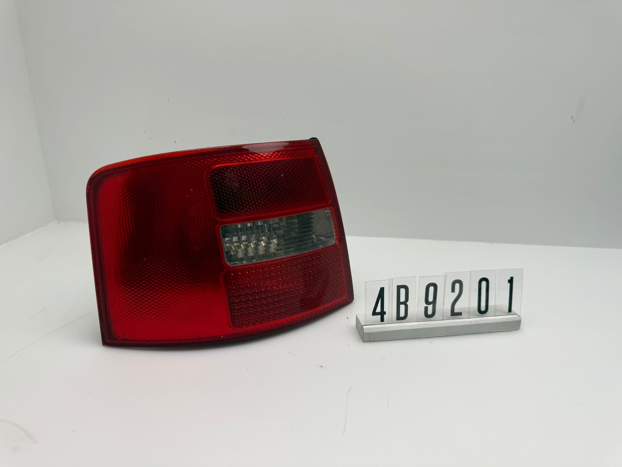 4B9945095; 4B9 2 01; 280 AUDI A6 Avant 4B5 / C5 Rücklicht links