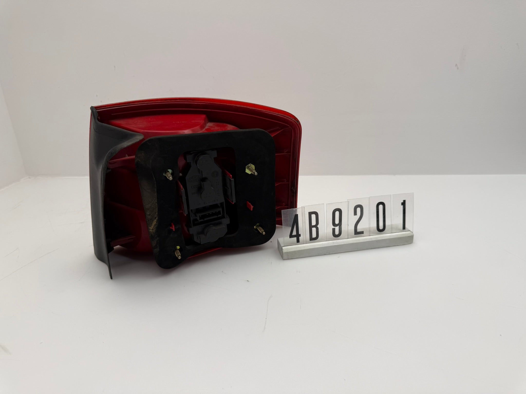 4B9945095; 4B9 2 01; 280 AUDI A6 Avant 4B5 / C5 Rücklicht links
