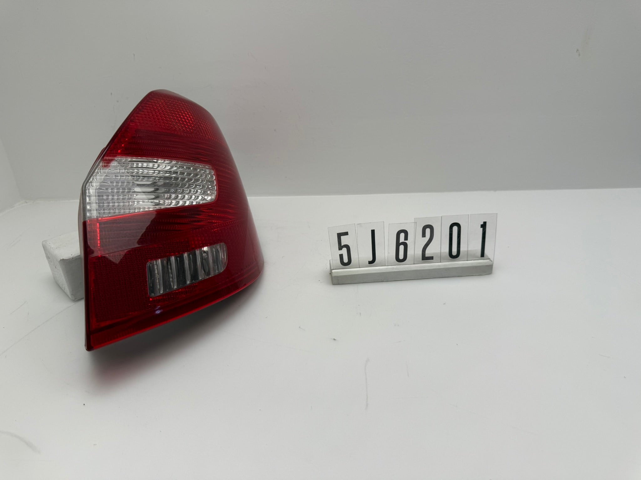 5J6 945 096; 5J6 2 01; 283 Skoda Fabia II Rückleuchte rechts