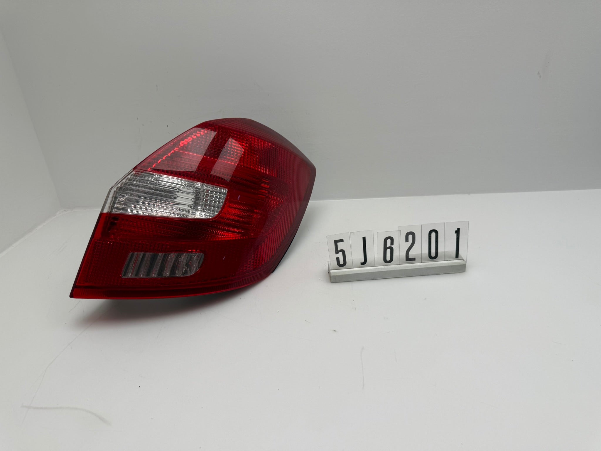 5J6 945 096; 5J6 2 01; 283 Skoda Fabia II Rückleuchte rechts