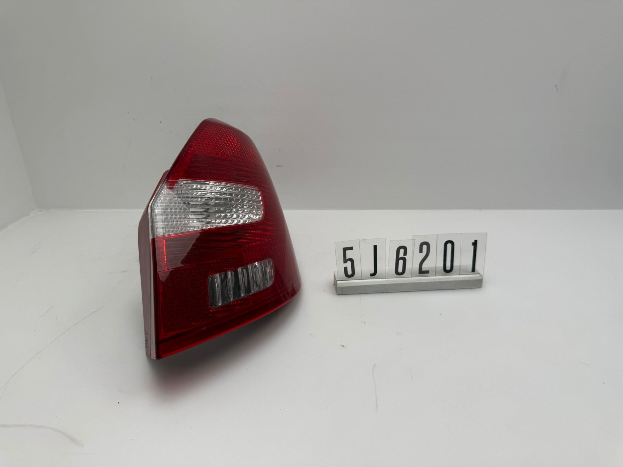 5J6 945 096; 5J6 2 01; 283 Skoda Fabia II Rückleuchte rechts