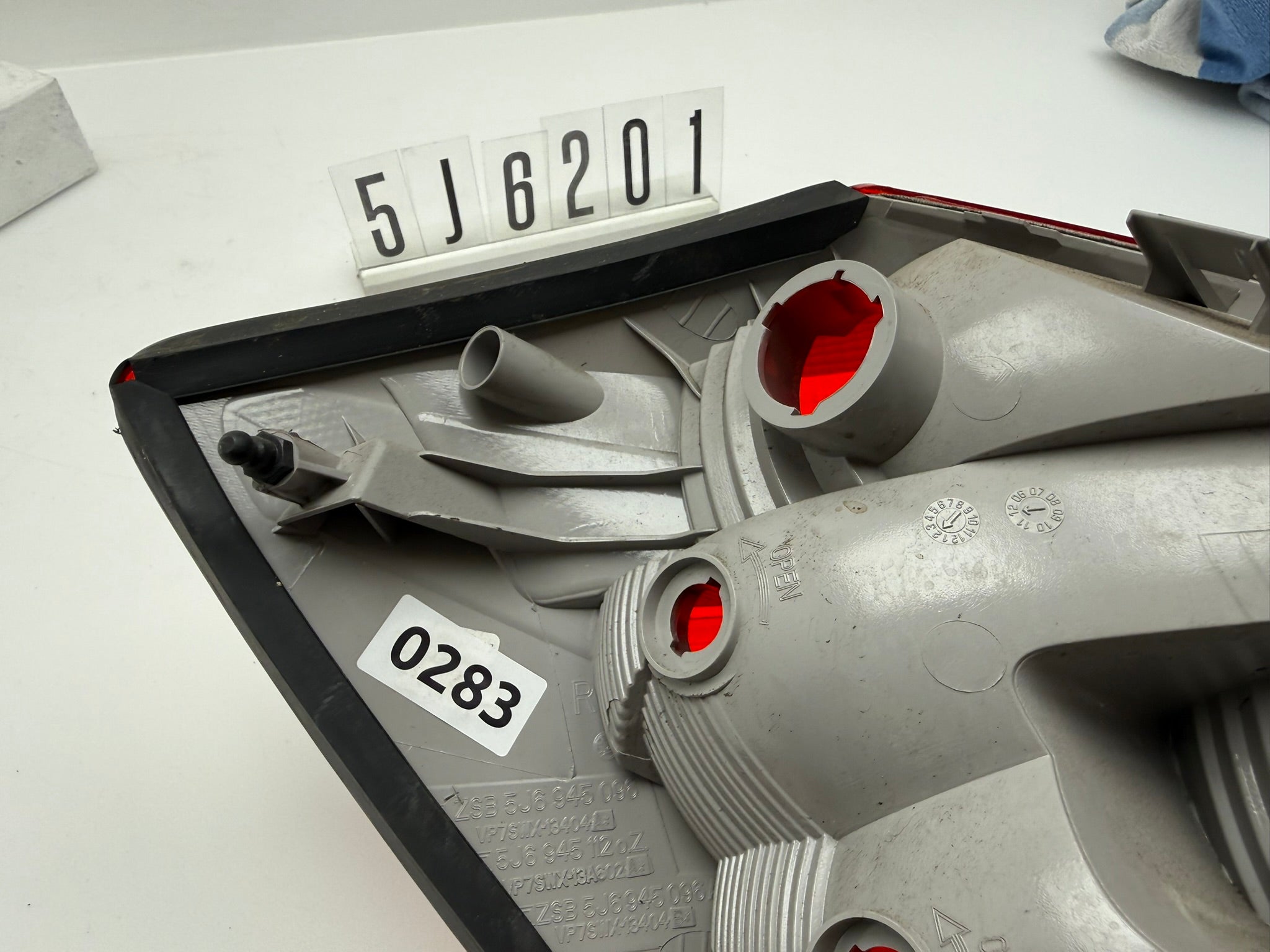 5J6 945 096; 5J6 2 01; 283 Skoda Fabia II Rückleuchte rechts