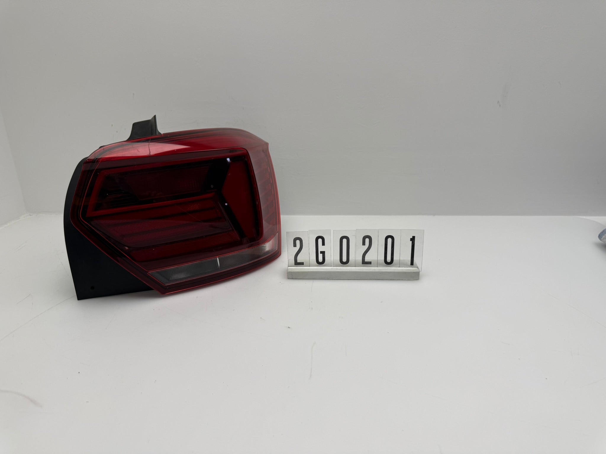 2G0 945 096B / Parts: 2G0 945 112B; 2G0 2 01; 285 VW Polo 6 AW Rückleuchte rechts