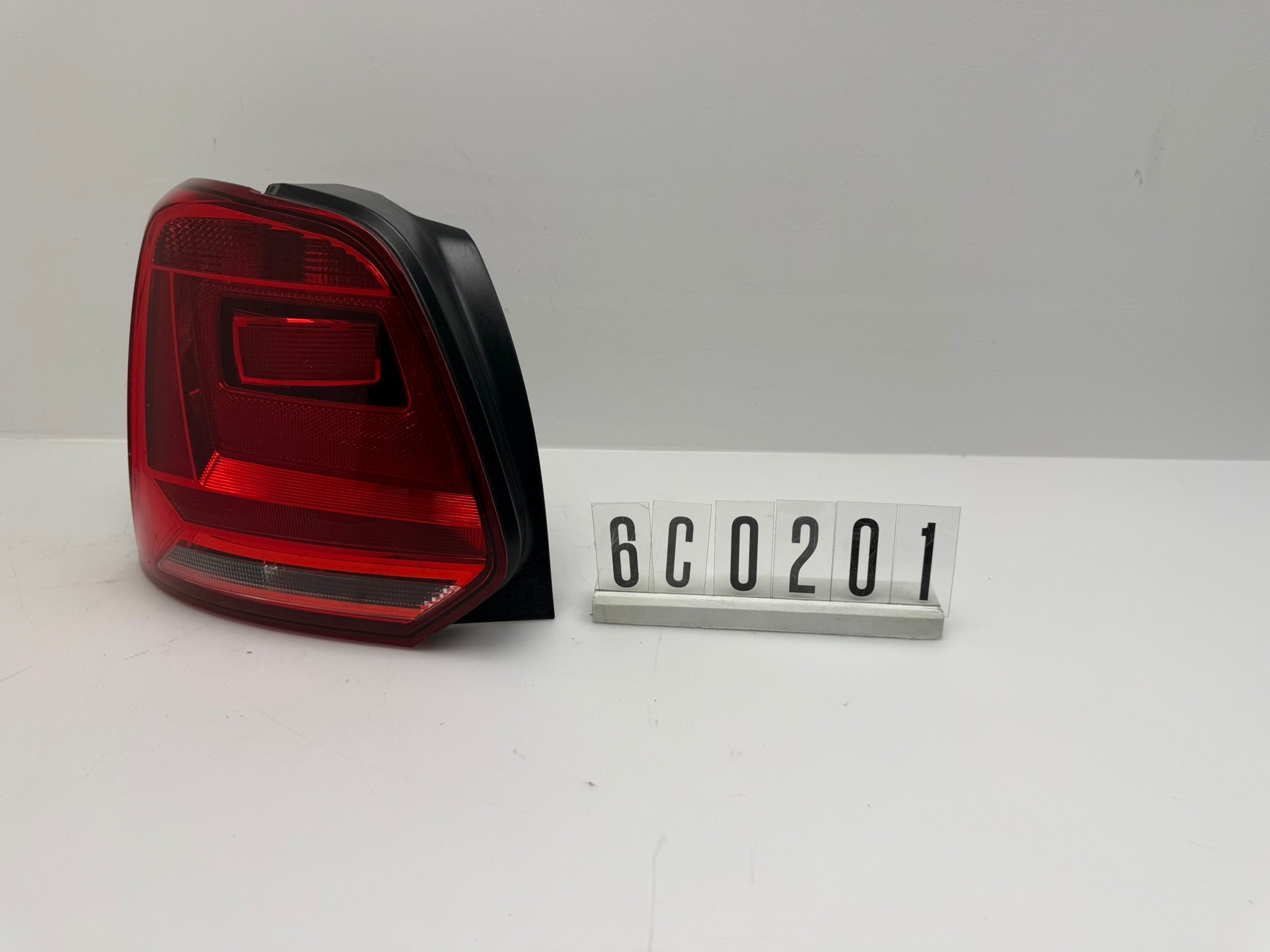 6C0 945 065K / Parts: 6C0 945 111; 6C0 2 01; 286 VW Polo 6 VI Rückleuchte links