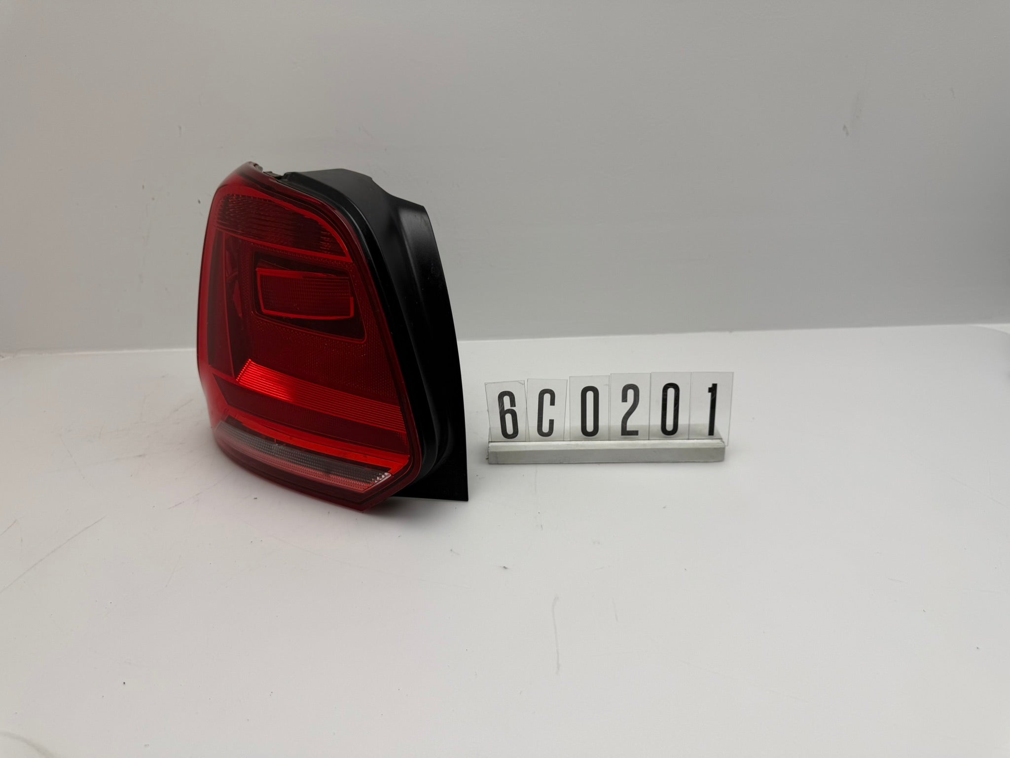 6C0 945 065K / Parts: 6C0 945 111; 6C0 2 01; 286 VW Polo 6 VI Rückleuchte links