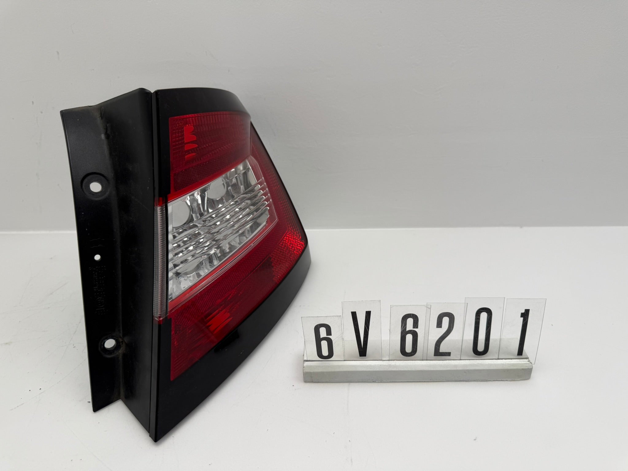 6V6 945096; 6V6 2 01; 287 SKODA FABIA III Rückleuchte rechts