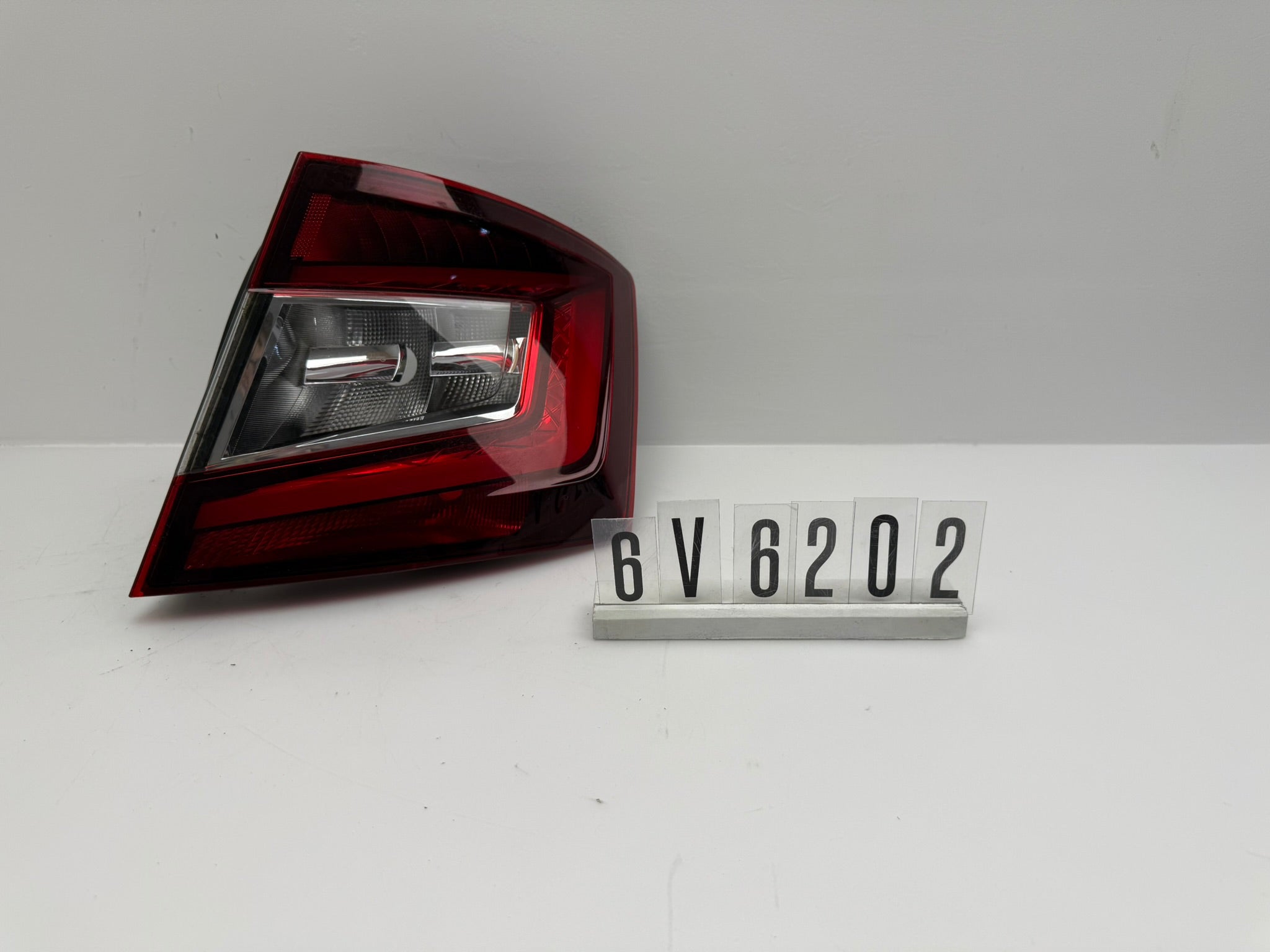 6V6 945208; 6V6 2 02; 288 SKODA FABIA III Rückleuchte rechts