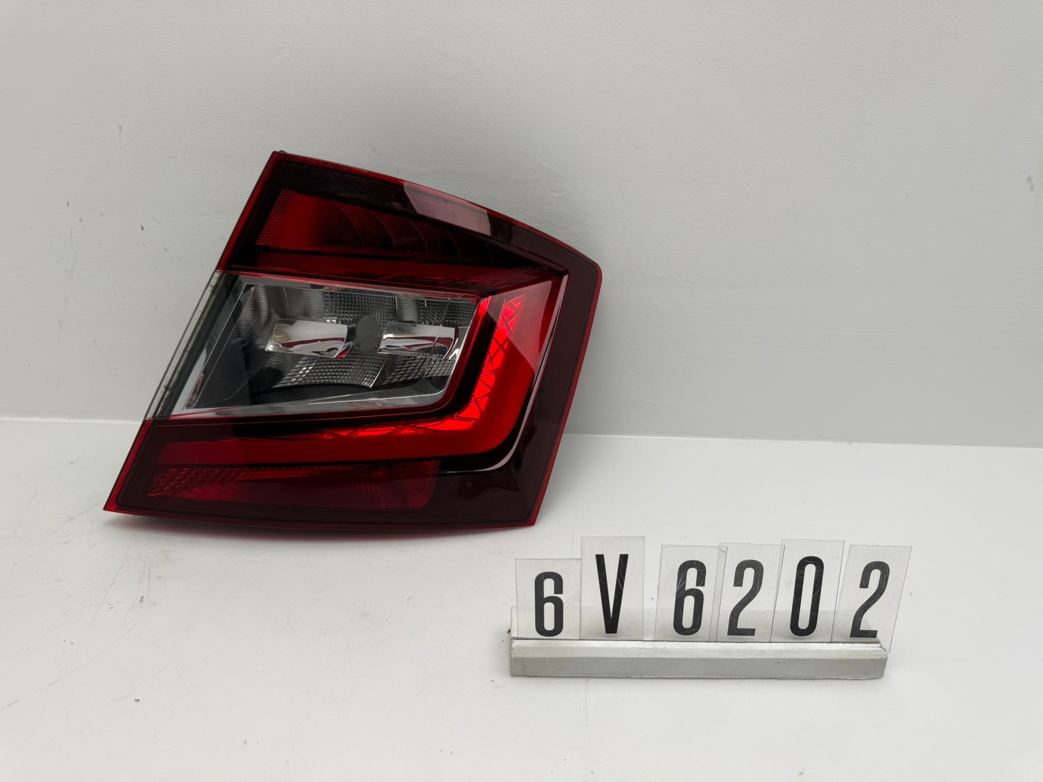 6V6 945208; 6V6 2 02; 288 SKODA FABIA III Rückleuchte rechts