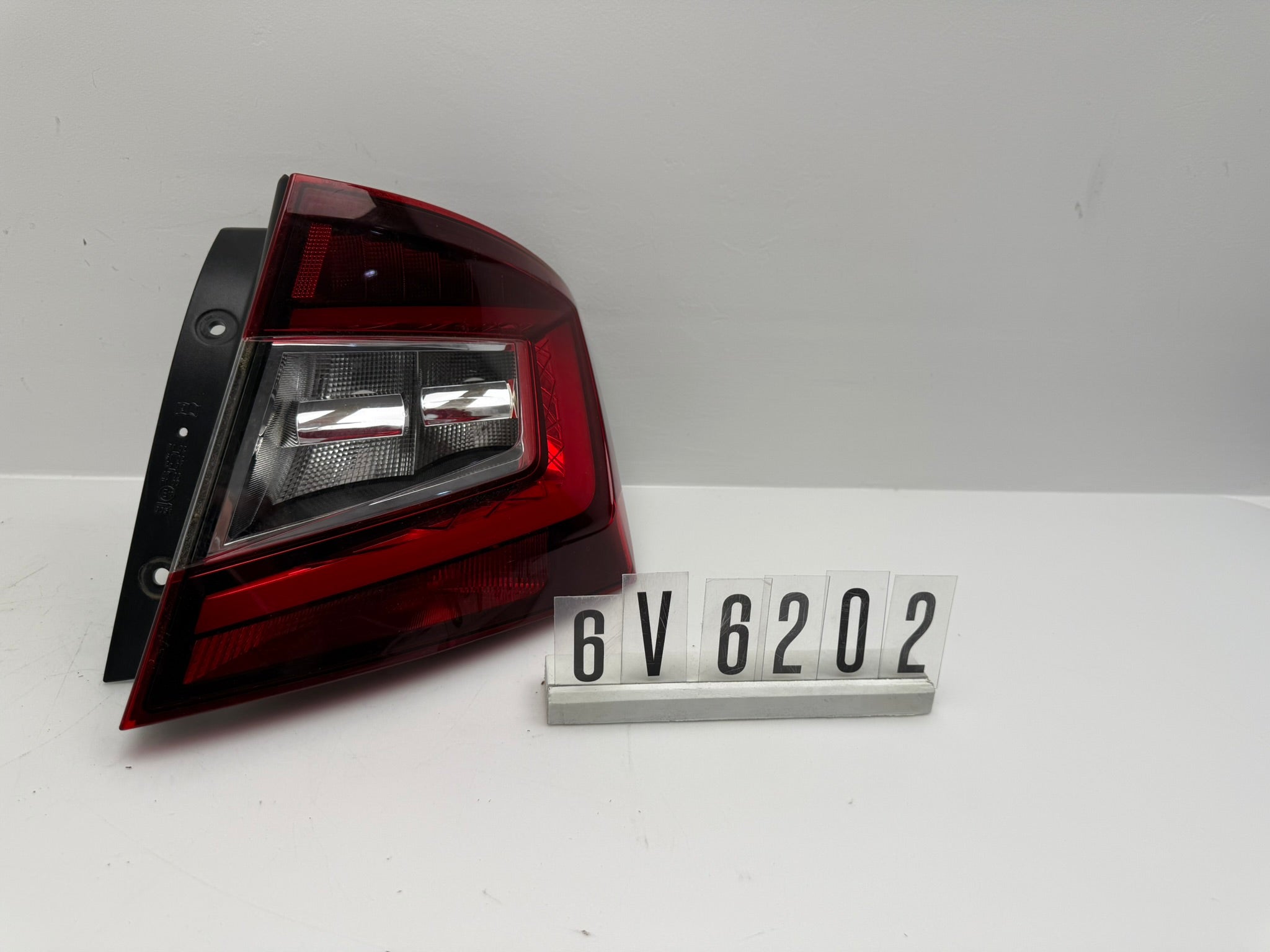 6V6 945208; 6V6 2 02; 288 SKODA FABIA III Rückleuchte rechts