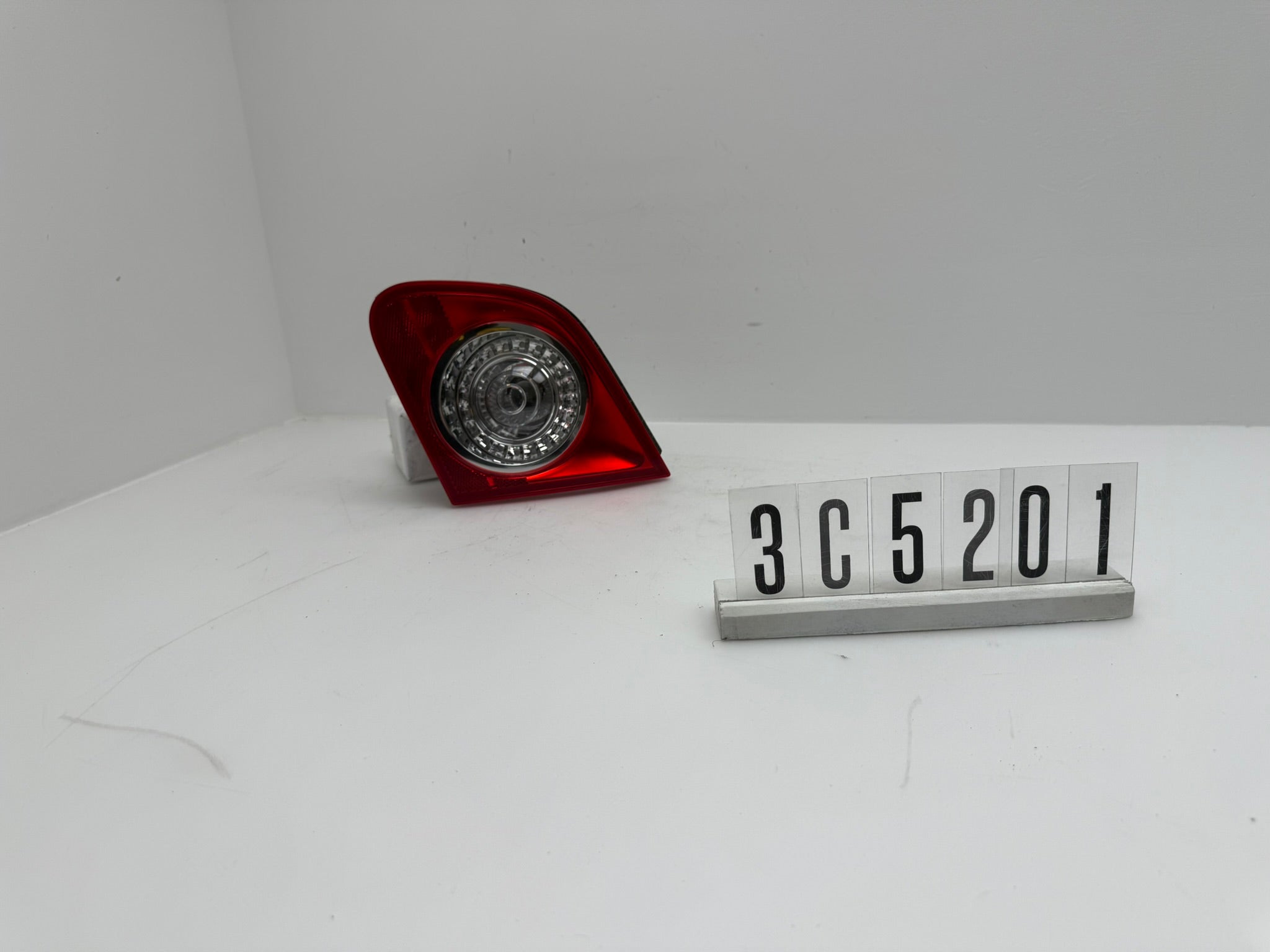 3C5.945.094 E; 3C5 2 01: 311 VW PASSAT 3C Rückleuchte rechts innen