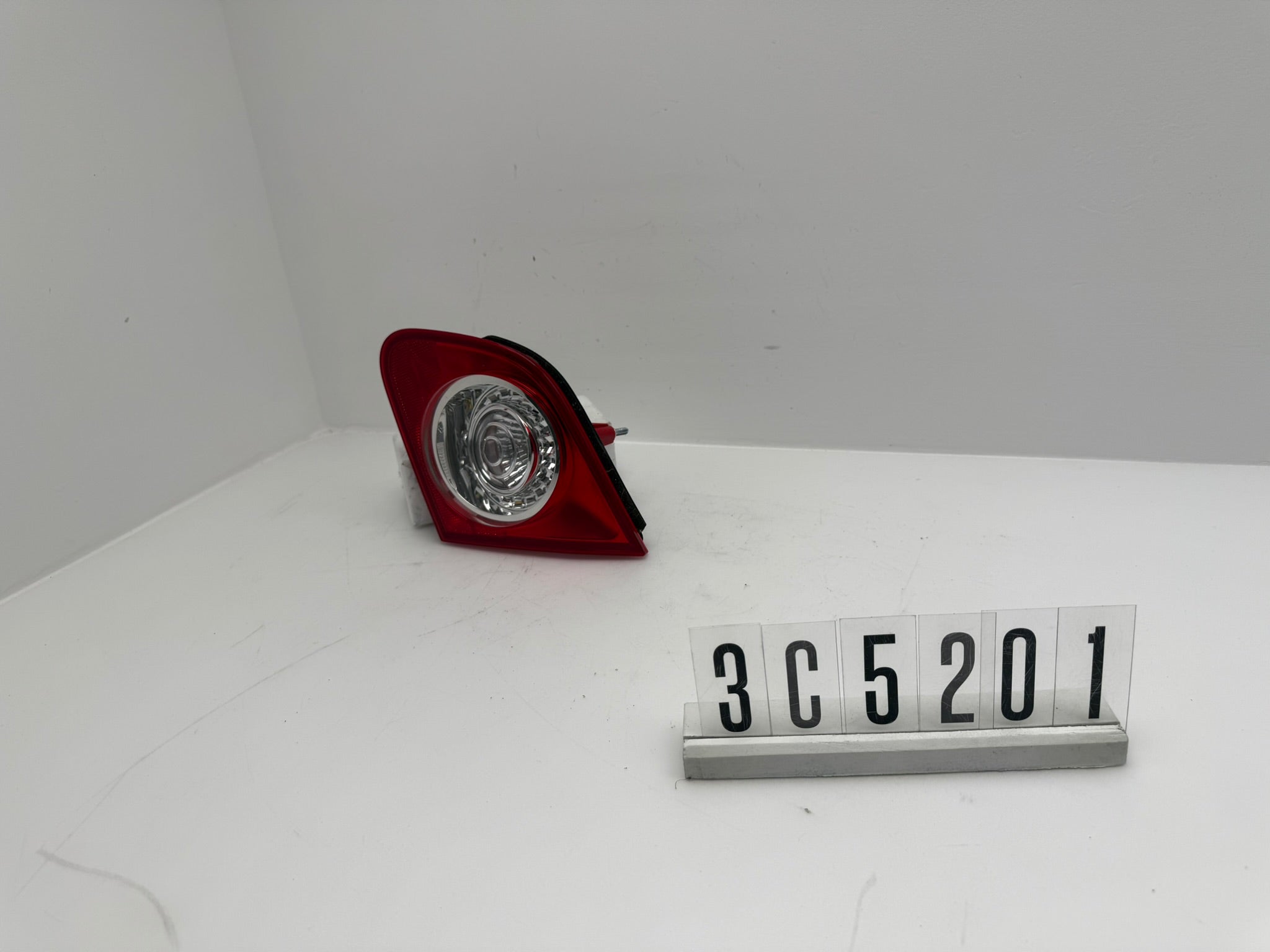 3C5.945.094 E; 3C5 2 01: 311 VW PASSAT 3C Rückleuchte rechts innen