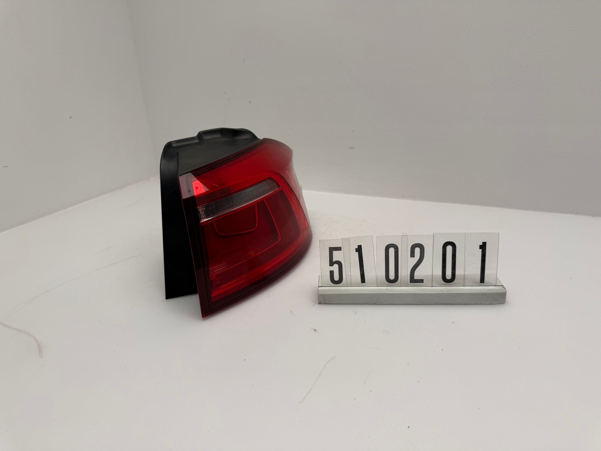 510.945.096; 510 2 01; 319  VW Golf Sportsvan Rückleuchte Rechts