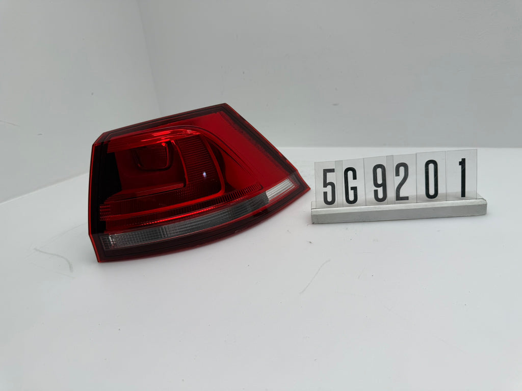 5G9.945.069.C; 5G9 2 01; 320 VW Golf VII 7 Variant Rückleuchte rechts