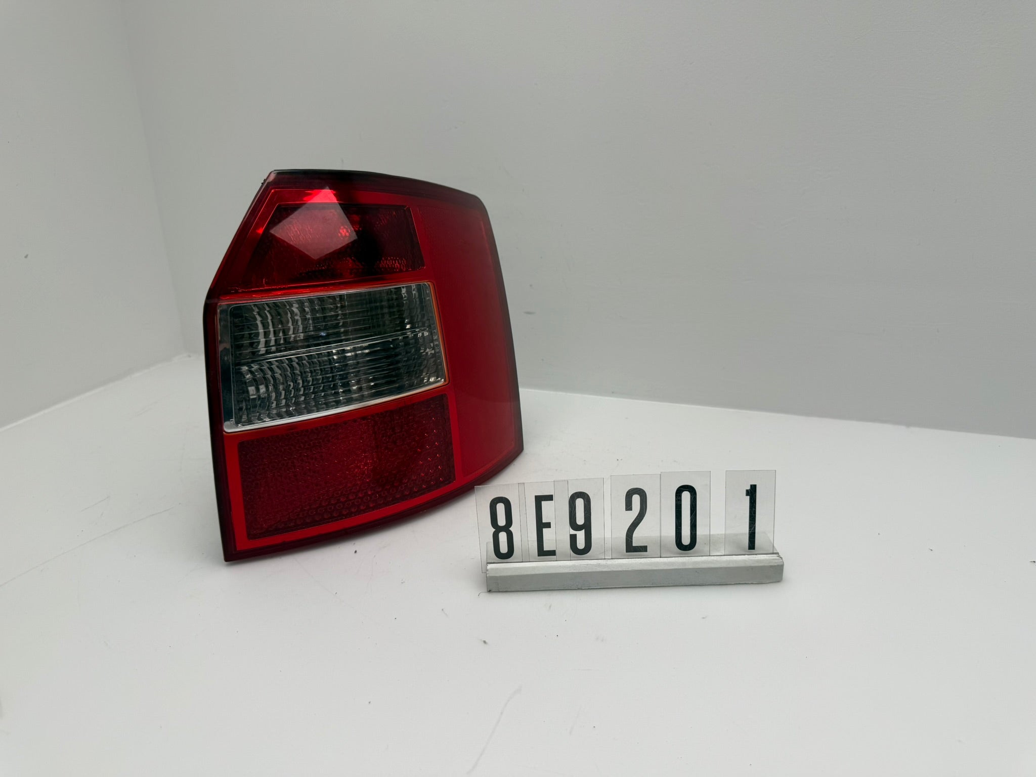 8E9945096A; 8E9 2 01; 321 AUDI A4 B6 8E Rückleuchte rechts