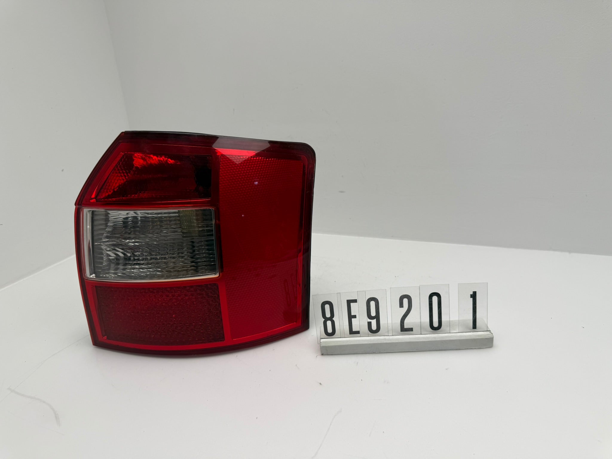 8E9945096A; 8E9 2 01; 321 AUDI A4 B6 8E Rückleuchte rechts
