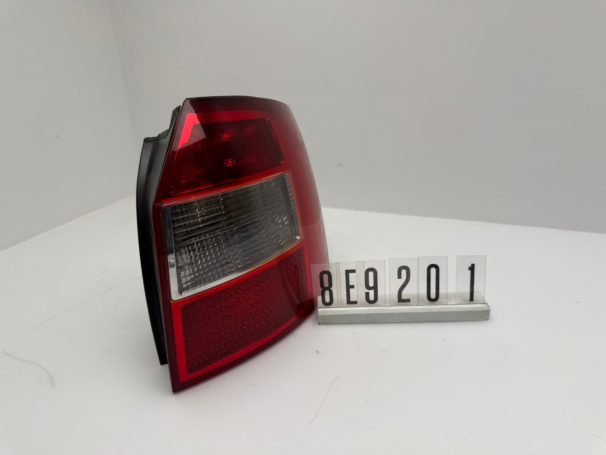 8E9945096A; 8E9 2 01; 321 AUDI A4 B6 8E Rückleuchte rechts