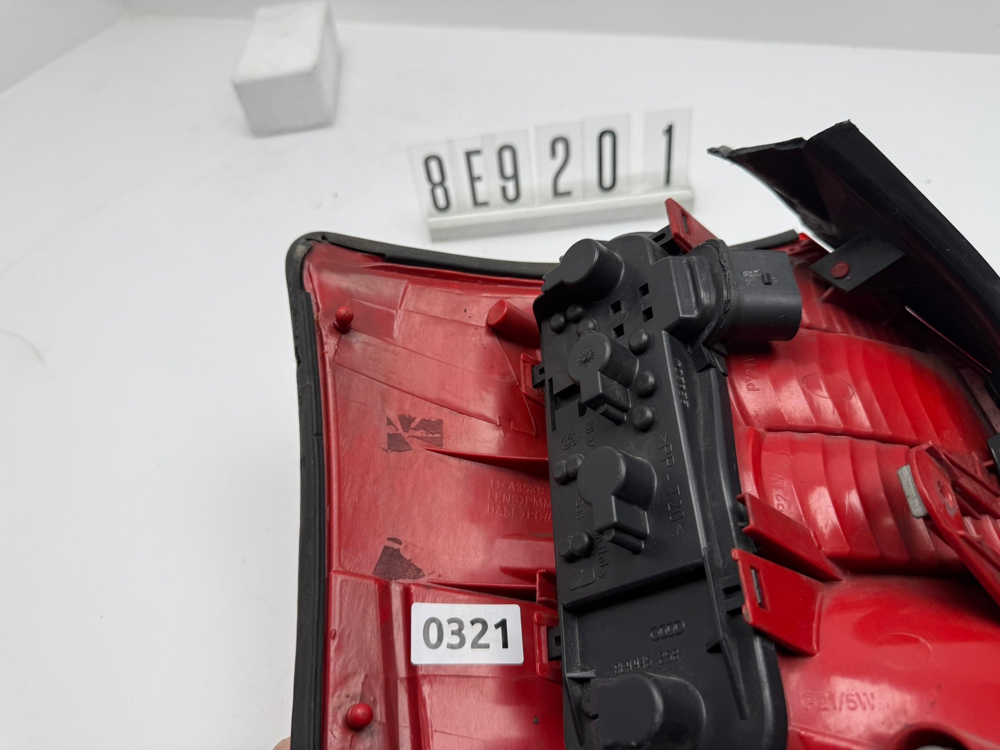 8E9945096A; 8E9 2 01; 321 AUDI A4 B6 8E Rückleuchte rechts