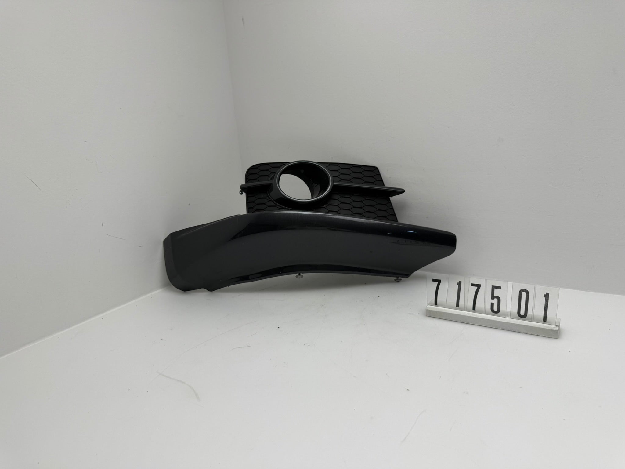 71771 / 57K1 R; 717 5 01; 373 Suzuki Swift Seitenverklekleing / Nebelscheinwerfer Blende Rechts