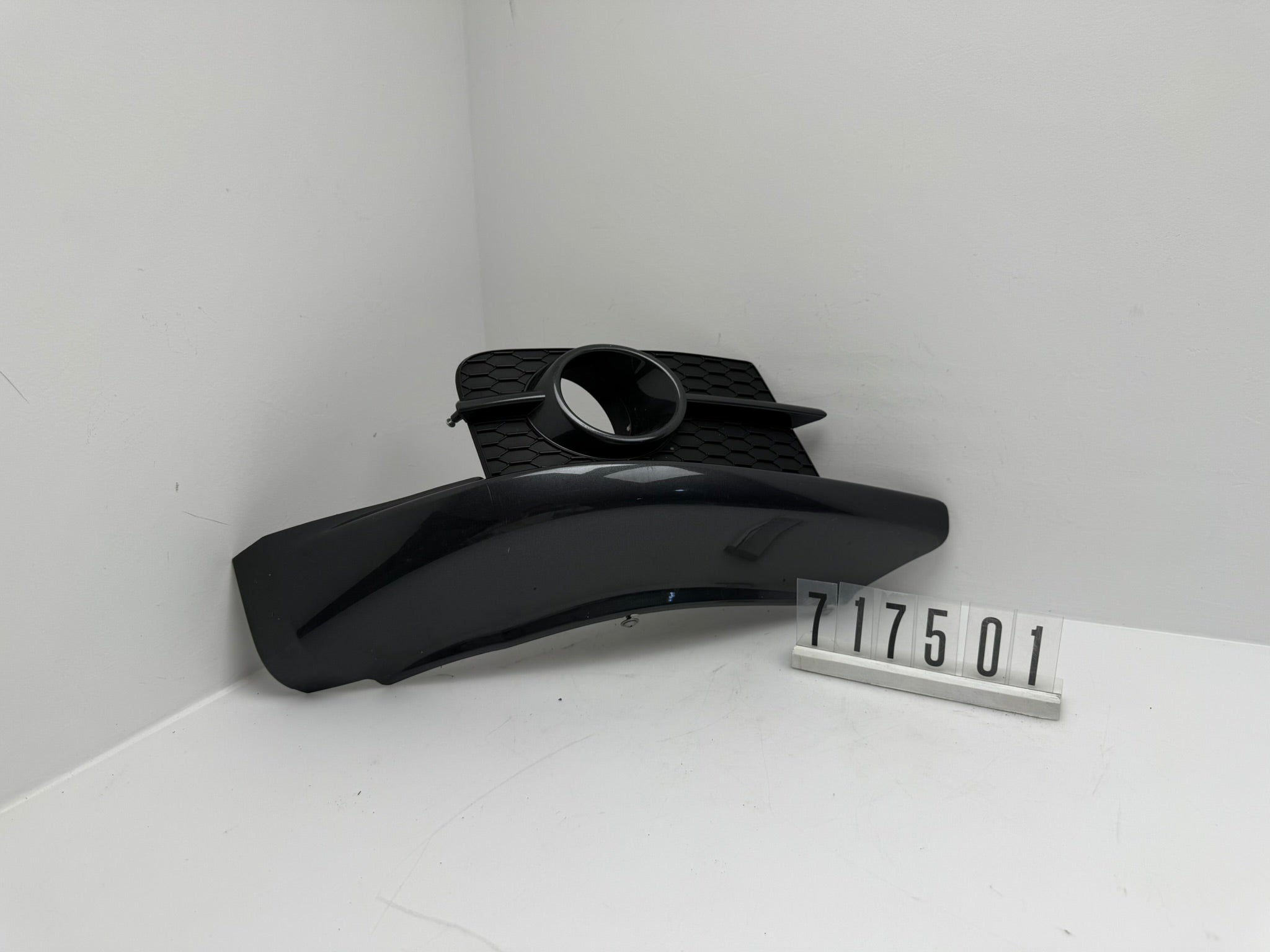 71771 / 57K1 R; 717 5 01; 373 Suzuki Swift Seitenverklekleing / Nebelscheinwerfer Blende Rechts