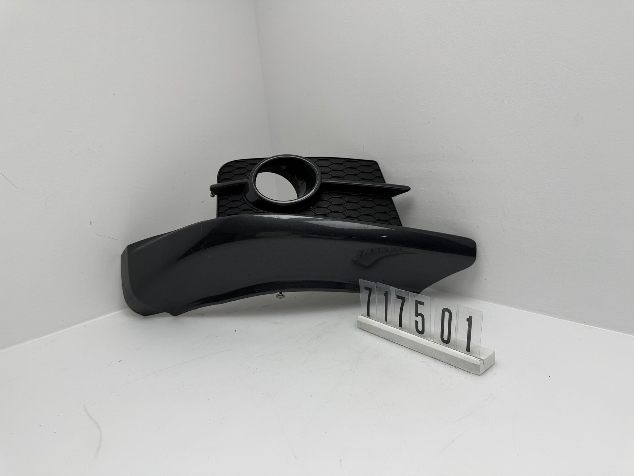 71771 / 57K1 R; 717 5 01; 373 Suzuki Swift Seitenverklekleing / Nebelscheinwerfer Blende Rechts