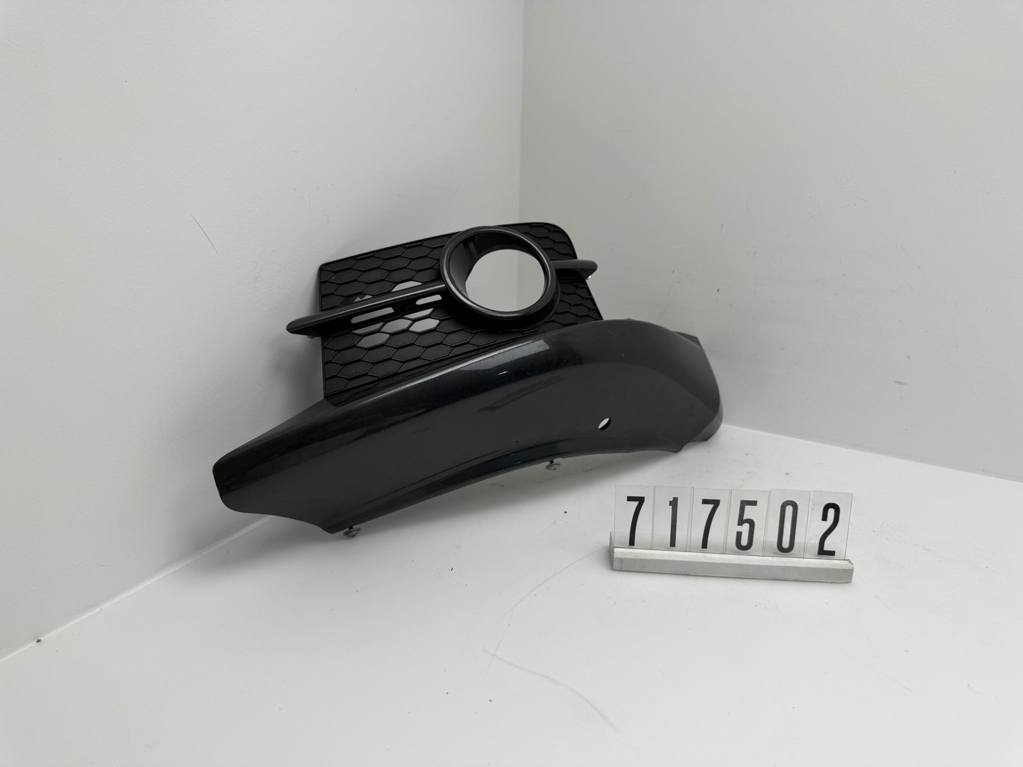 71781 / 57K1 L; 717 5 02; 374 Suzuki Swift Seitenverklekleing / Nebelscheinwerfer Blende Links