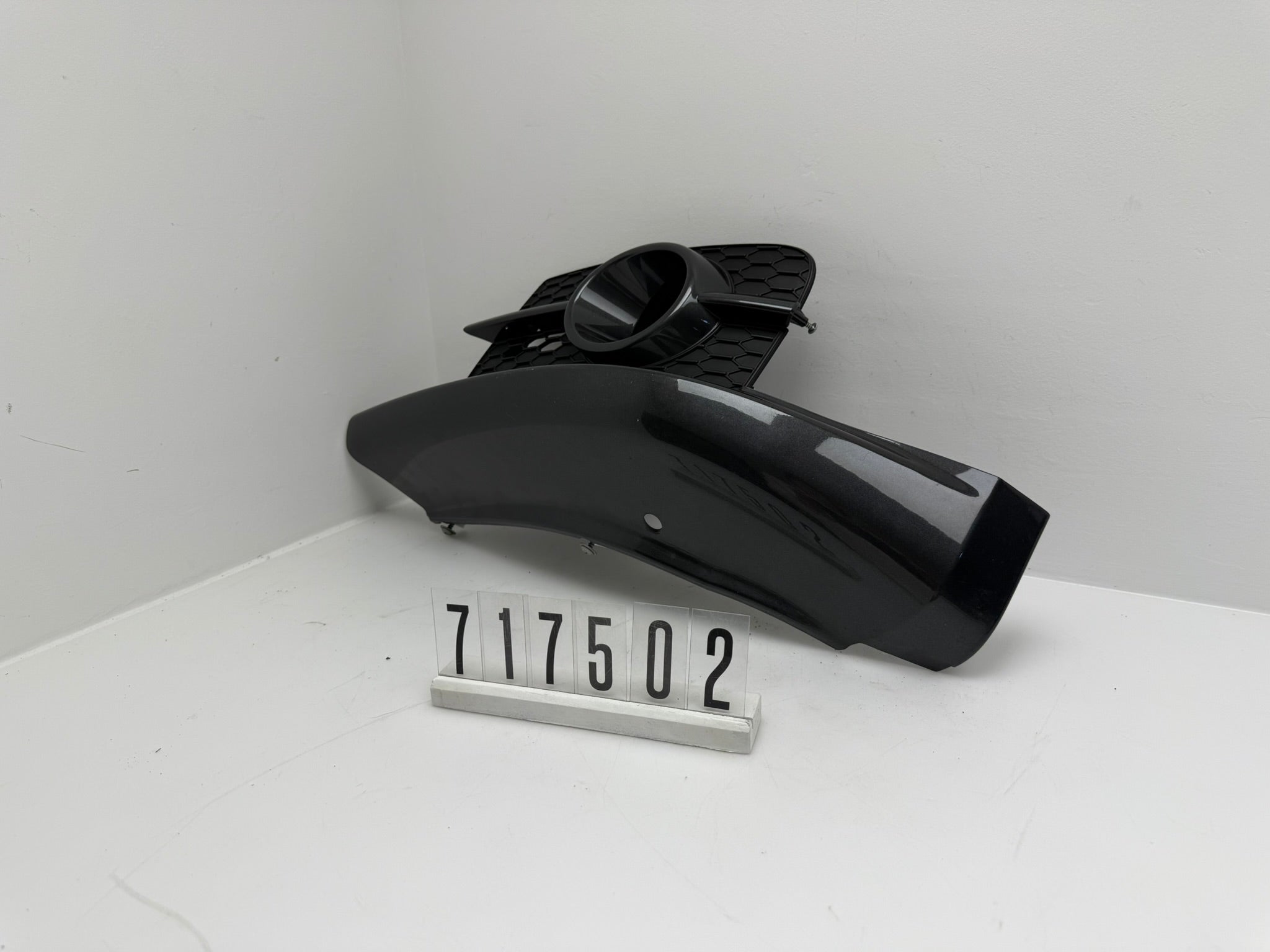 71781 / 57K1 L; 717 5 02; 374 Suzuki Swift Seitenverklekleing / Nebelscheinwerfer Blende Links