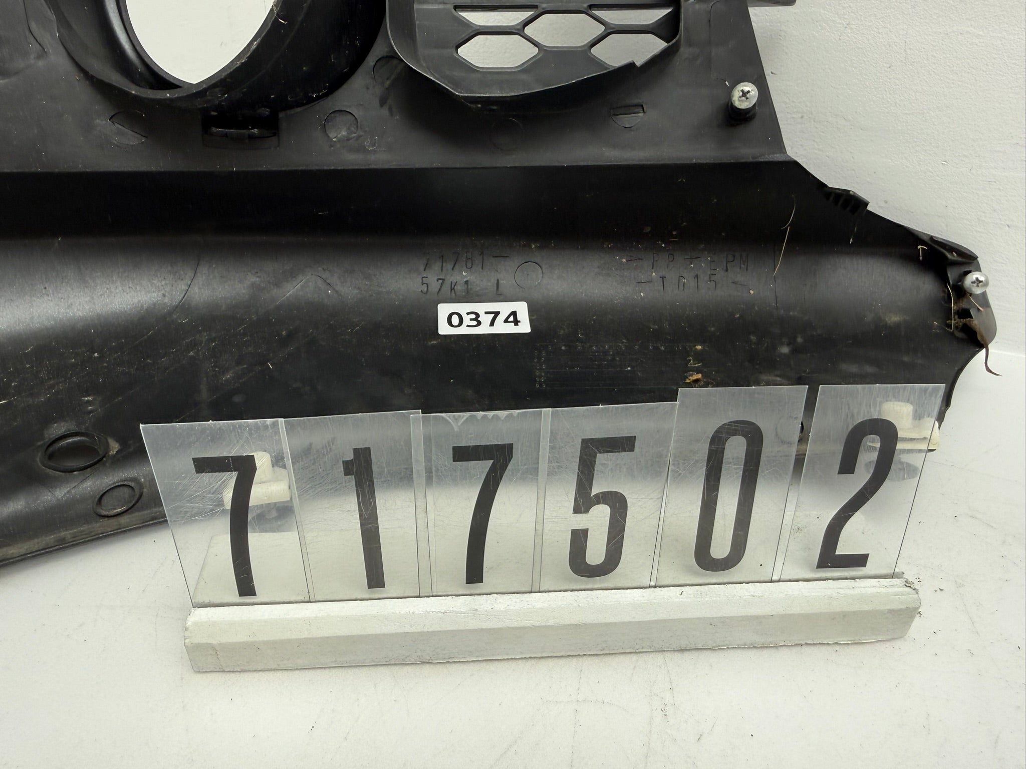 71781 / 57K1 L; 717 5 02; 374 Suzuki Swift Seitenverklekleing / Nebelscheinwerfer Blende Links