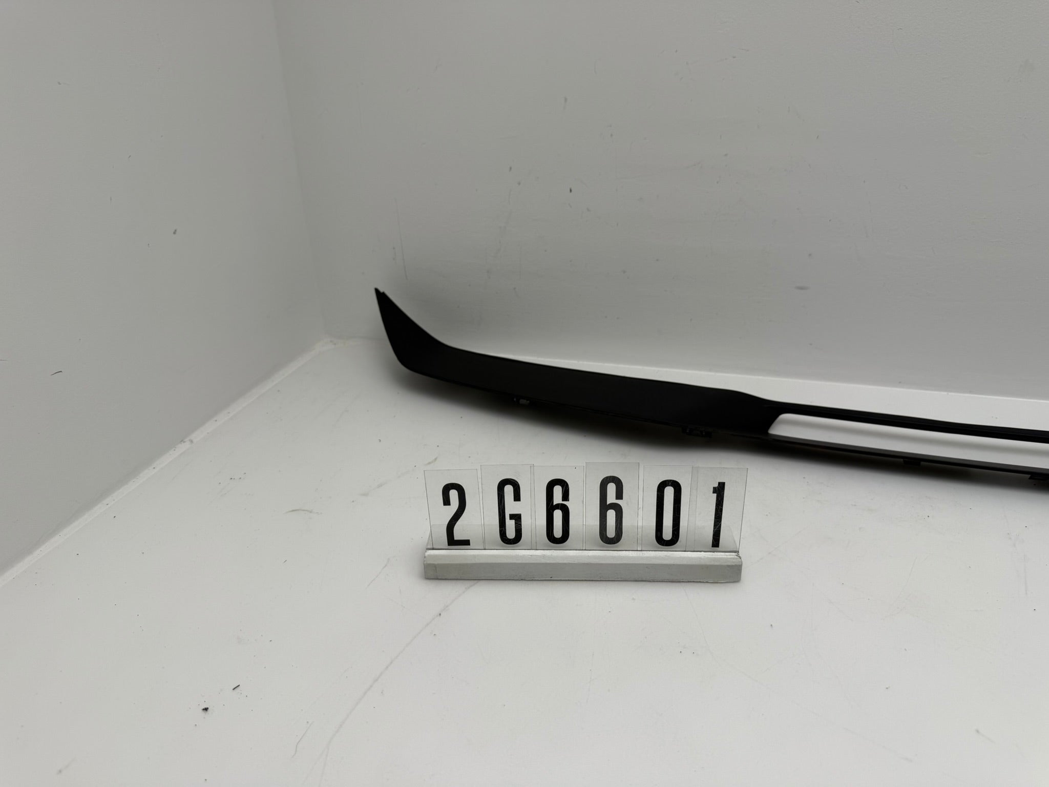 2G6.827.699; 2G6 6 01; 379 VW POLO Heckklappenspoilerblende