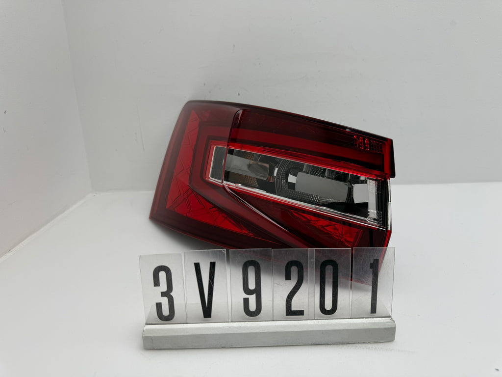 3V9.945.207, 401, Skoda Superb B8 Rückleuchte