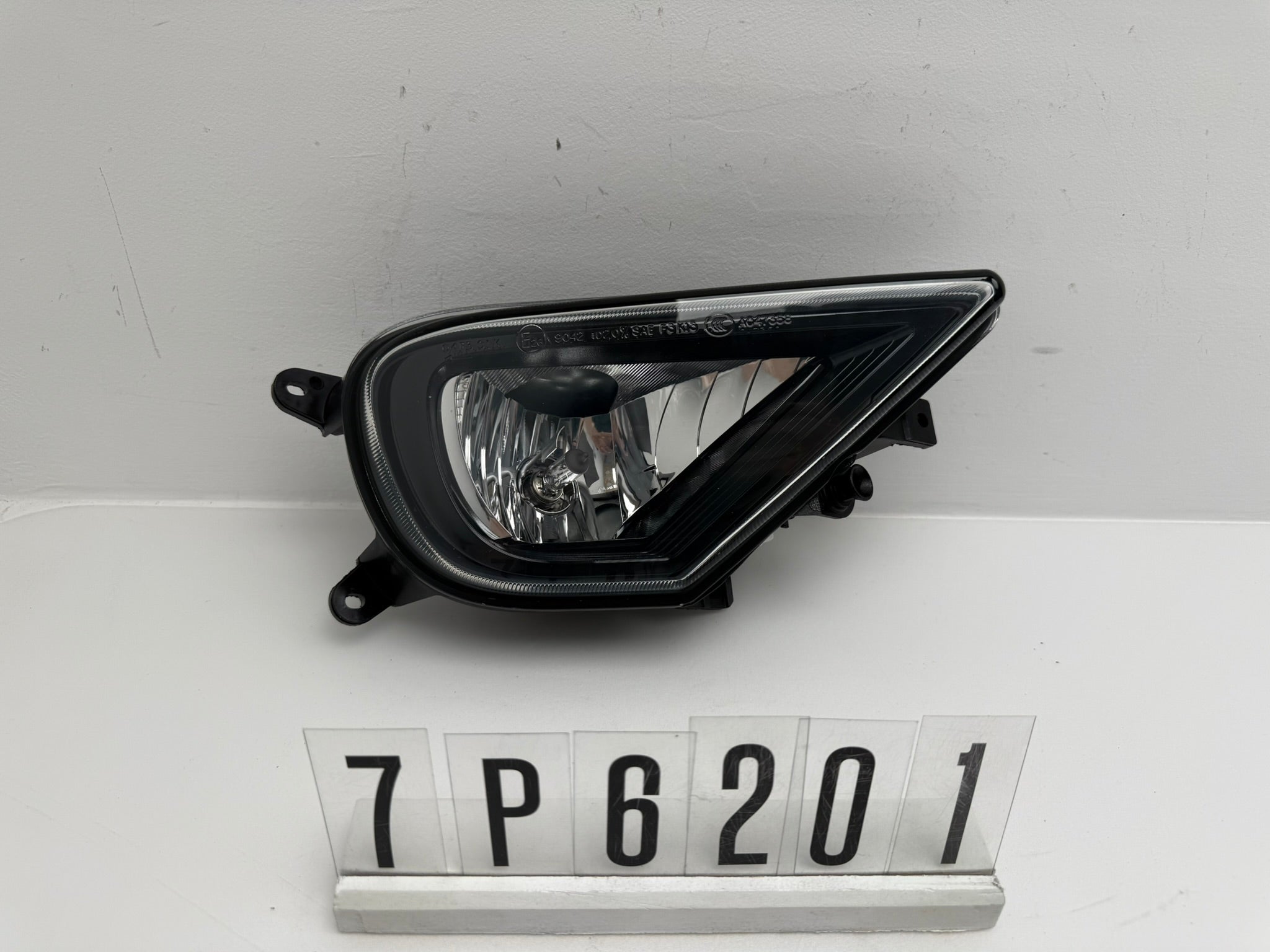 7P6941700C; 7P6 2 01-04; 405-408 Volkswagen Touareg 7PA/PH Nebelscheinwerfer Rechts