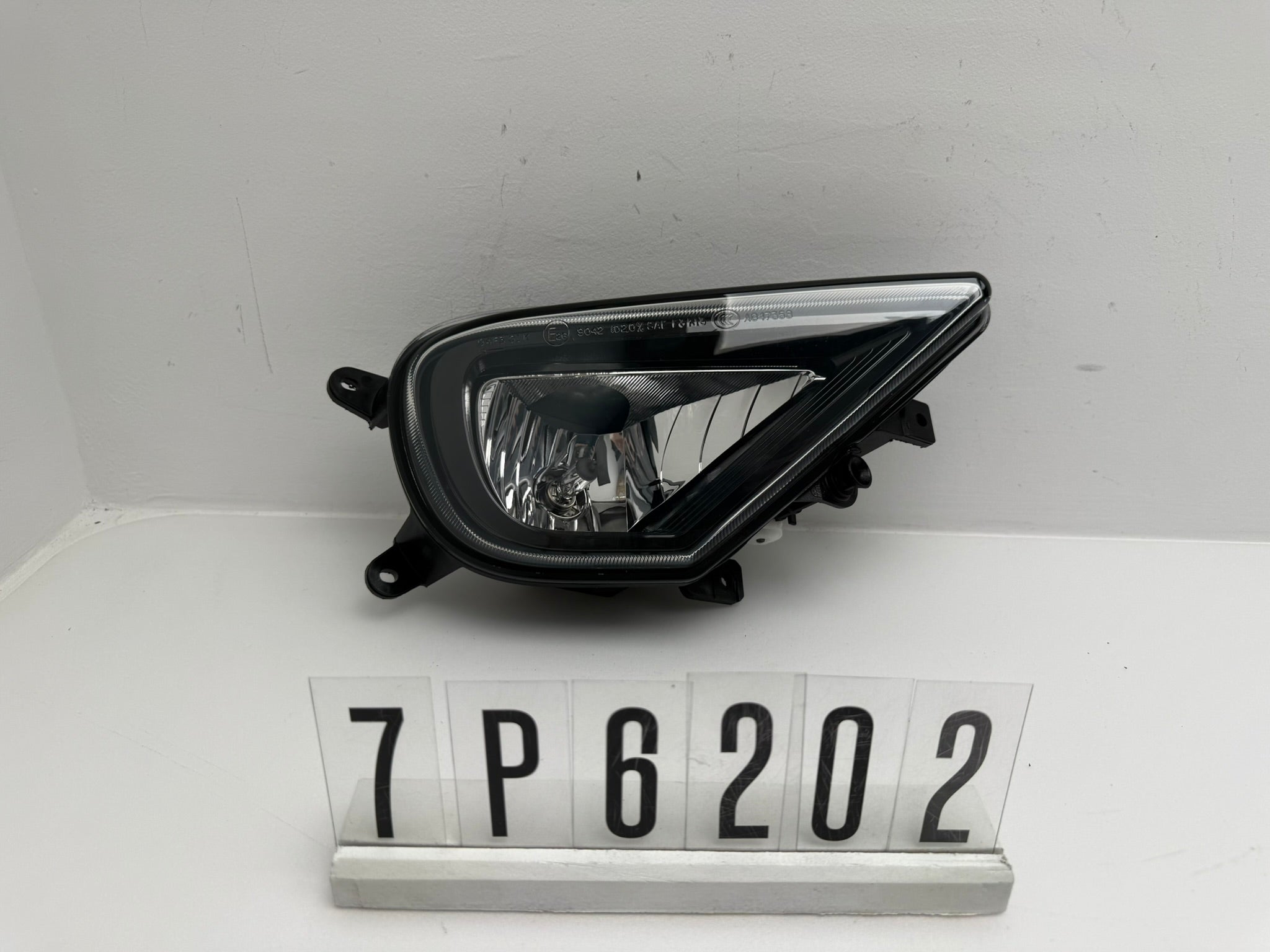 7P6941700C; 7P6 2 01-04; 405-408 Volkswagen Touareg 7PA/PH Nebelscheinwerfer Rechts