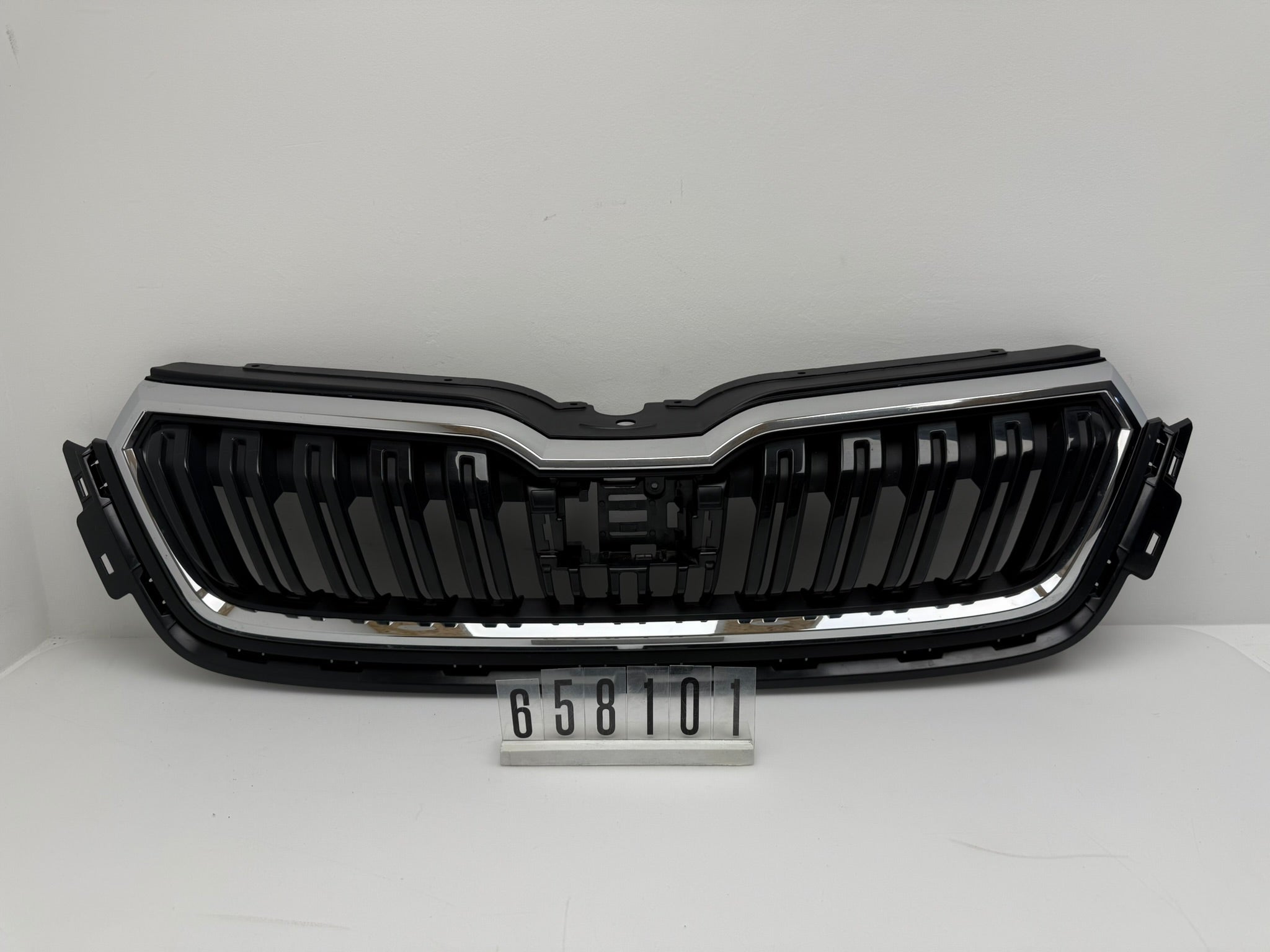 658 853 653; 658 1 01; 409 SKODA KAMIQ Kühlergrill