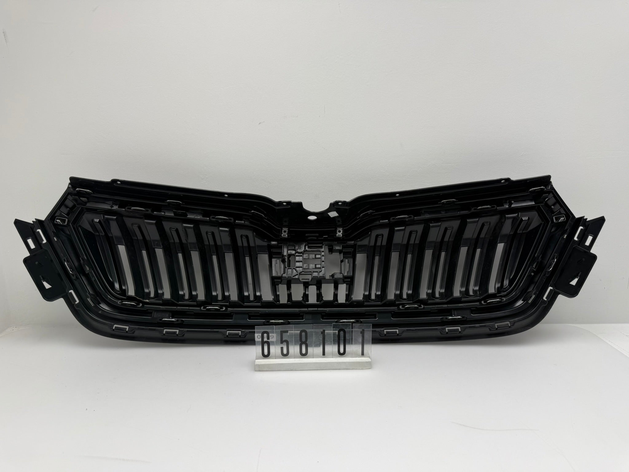 658 853 653; 658 1 01; 409 SKODA KAMIQ Kühlergrill