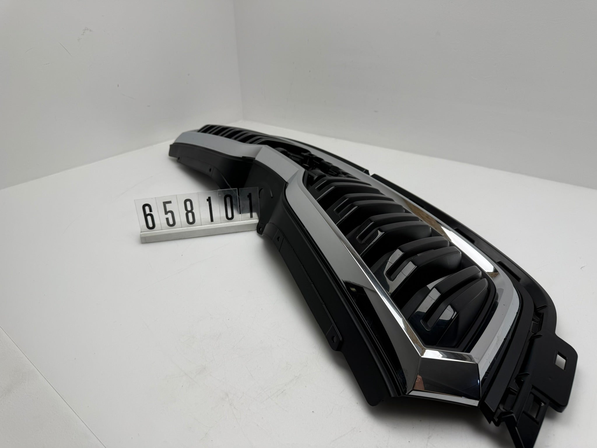 658 853 653; 658 1 01; 409 SKODA KAMIQ Kühlergrill