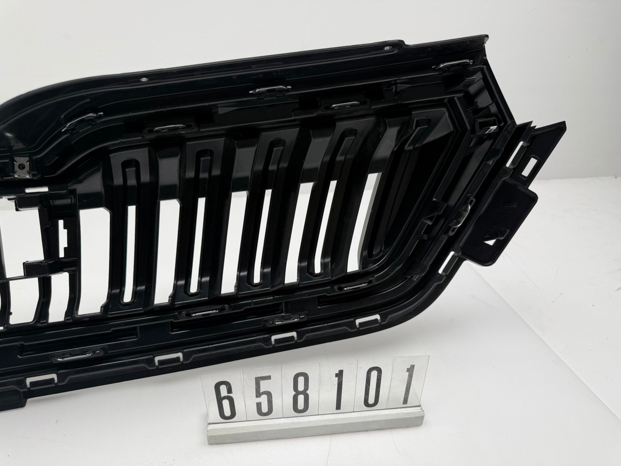 658 853 653; 658 1 01; 409 SKODA KAMIQ Kühlergrill