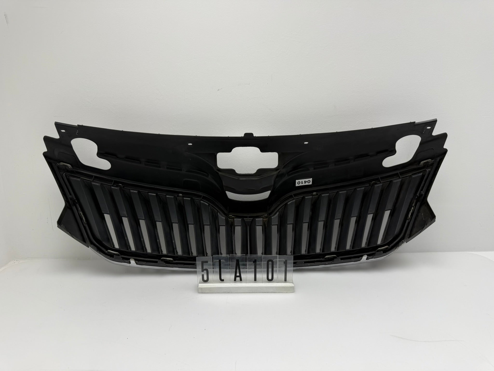 5JA 853 668; 5JA 1 01; 410  SKODA RAPID Kühlergrill