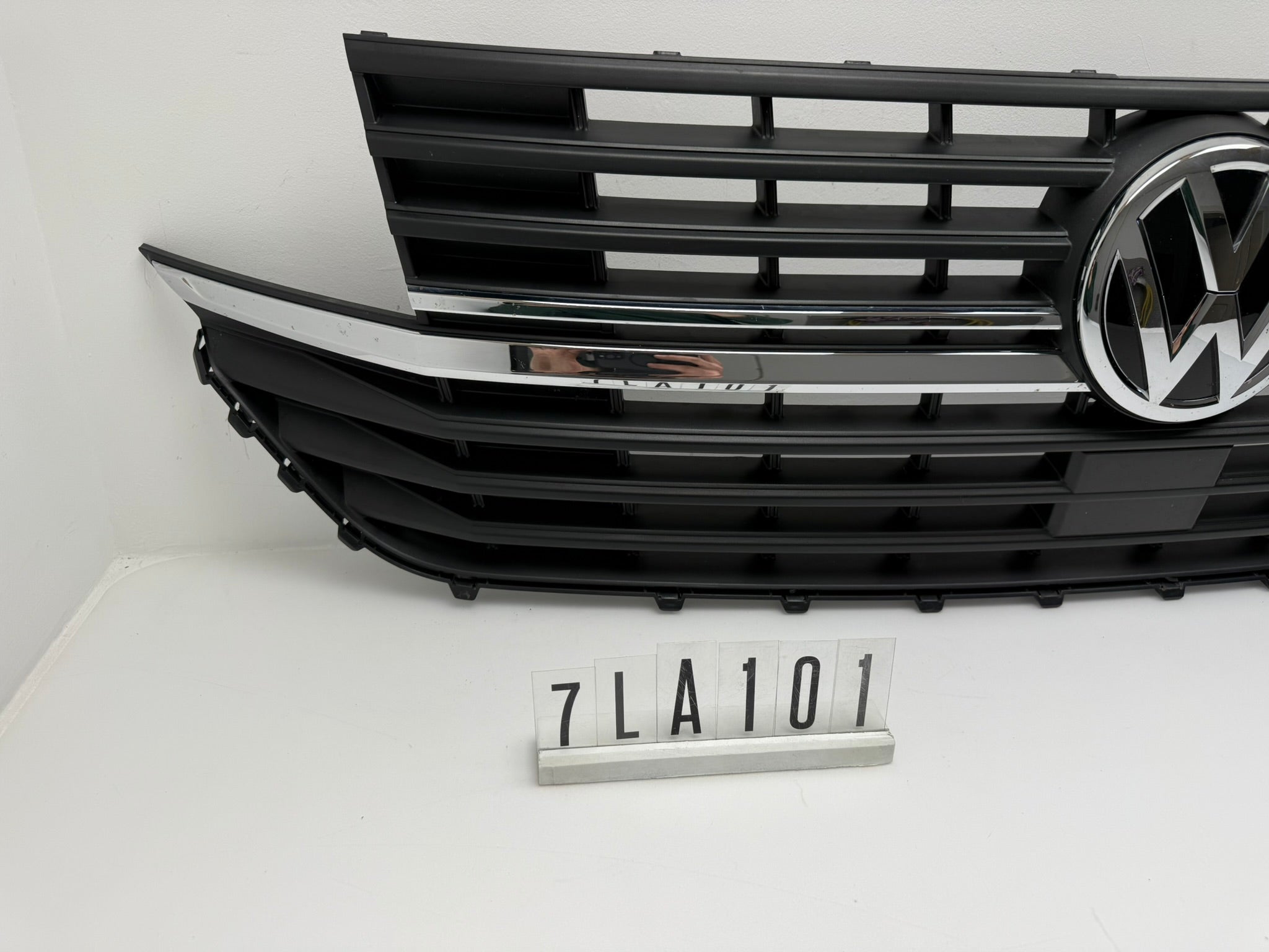 7LA.853.651; 7LA 1 01; 414 VW T6.1 T6 Facelift  Kühlergrill